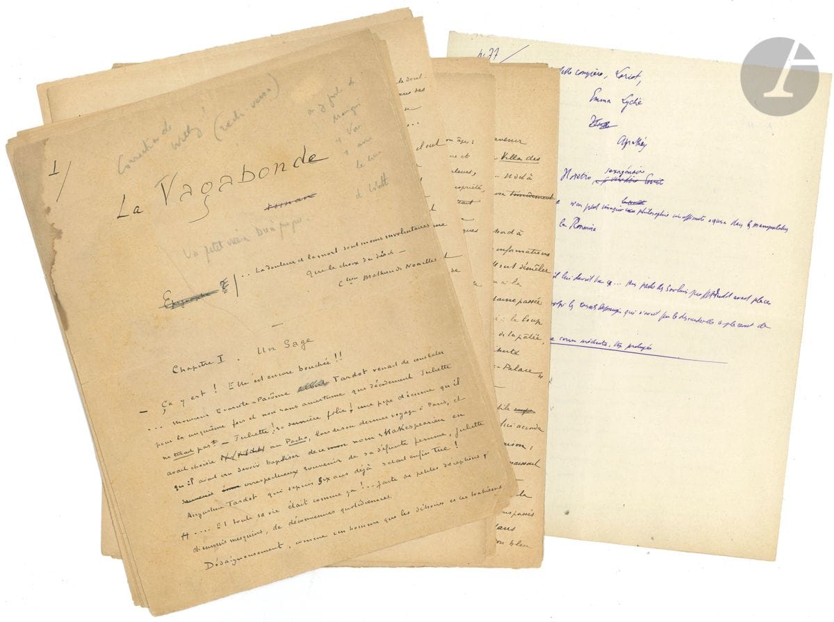 CURNONSKY. Manuscrit autographe, La Vagabonde [Un petit vieux bien propre, 1907] ; 133 feuillets petit in-4 (23 x 18 cm), paginé 1-57, 62-137.


 Manuscrit entièrement de la main de Curnonsky du roman signé par Willy, Un petit vieux bien propre, avec annotations autographes de Willy. 
 Un petit vieux bien propre a été publié en 1907 à la Bibliothèque des Auteurs modernes, sous la seule signature de Willy. Ce manuscrit montre que le roman a été entièrement écrit par Curnonsky. 
 Le manuscrit de Curnonsky, à l'encre noire, couvre le recto des feuillets. Il présente de nombreuses ratures et corrections, et des additions, à l'encre violette, par Willy, qui a ajouté des remarques sur une cinquantaine de versos, à l'encre violette ou au crayon, principalement à partir de la p. 70 ; ainsi (p. 54 v°) : " Minne (rappeler en trois lignes qu'il la refusa héroïquement / directeur de consciences laïque, gratuite et facultatif, heureux de mettre sa vieille expérience et son indulgence (plénière) au service des pénitentes qui venaient de s'agenouiller dans son confessionnal virtuel, fait de bâtons de chaises et de balais plus qu'à moitié rôtis / D'ailleurs il n'attendait aucune récompense ". 
 Il est divisé en chapitres : I Un Sage, II Une poule survint..., III Les Rencontres de Mlle Pimprenelle de Folligny, IV Entre le "fromage" et la "vedette" [qui sera divisé en deux], VI Une figure bien parisienne ; avec une petite lacune entre les pages 57 et 62.
 On joint un manuscrit de copiste partiel (30 p. in-4). Plus le tapuscrit d'un Plan d'Une plage d'amour, " roman balnéaire " de Willy (20 p. in-4), avec annotations autographes de Willy.