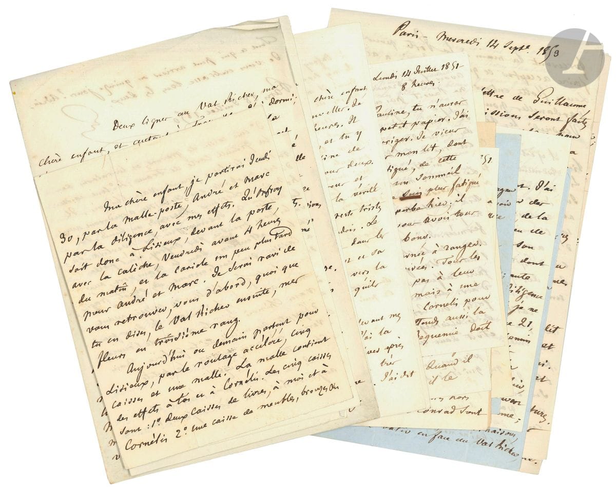 François GUIZOT. 379 L.A.S. " G ", 1850-1868, à sa fille Pauline, Mme Cornélis de Witt ; environ 1180 pages in-8 ou in-12 remplies d'une petite écriture.


 Importante et belle correspondance à sa fille Pauline.
 [Pauline Guizot (1831-1874) a épousé Cornélis de Witt (1828-1889) le 18 mai 1850 ; sa sœur Henriette avait épousé le 18 mars Conrad de Witt, frère de Cornélis.]
 Les lettres sont écrites principalement du Val Richer (ou de Broglie, chez son ami le duc de Broglie) ou de Paris. Elles montrent une grande tendresse de Guizot pour sa fille ; elles rendent compte fidèlement de ses activités, de l'avancement de ses travaux, de ses lectures, de ses rencontres et relations (de nombreuses personnalités défilent dans ces pages), de la vie quotidienne au Val Richer, de la famille (enfants et petits-enfants), de ses obligations académiques, de la politique, etc. Nous ne pouvons donner ici une analyse détaillée de cette volumineuse correspondance, nous contentant de quelques brèves citations des premières lettres.
 La correspondance commence le 26 mai 1850, quelques jours après le mariage de Pauline, alors que Guizot va quitter Paris pour la rejoindre au Val Richer : " Ma chère enfant, je partirai jeudi 30, par la malle-poste, André et Marc par la diligence, avec mes effets. [...] Je serais ravi de vous retrouver, vous d'abord, quoi que tu en dises, le Val Richer ensuite, mes fleurs en troisième rang " ; il envoie, par roulage accéléré, cinq caisses de livres, meubles et bibelots, dont " deux grands vases chinois " à mettre " sur le meuble de l'ouvrage d'Égypte, au milieu de la galerie ".... - 14 juillet 1851 : " la saison a été bonne pour la ferme, mauvaise pour le jardin. Les blés sont beaux, les foins ont été excellens et il y aura une grande récolte de pommes. Mais, pour nous, peu ou point de pêches ni d'abricots ; ni de cerises [...] Assez peu de fleurs, sauf les roses qui sont magnifiques. Dans la serre il y a eu du raisin "... - 23 juillet : " Nous faisons très bon ménage, Conrad et moi. Je l'ai mené hier voir le grand hêtre qu'il ne connaissait pas. Quand il sera tout à fait établi ici, il le photographiera. Rien n'est sûr devant lui ; on se trouve photographié sans s'en douter "... - 10 août, sur son fils Guillaume : " Je l'ai consolé, en peu de paroles, de son peu de succès au grand concours. Il prend cela bien, mais il en est triste. [...] Il faut apprendre, à ses dépens, qu'on a beau être le coq de son village, que son village n'est pas le monde, et que le monde est exigeant. Il a fait beaucoup de progrès cette année "... - Broglie 22 septembre. Soirée chez le duc de Broglie ; échos d'une polémique entre journaux, qui a rendu Thiers furieux... - 25 juillet 1853 : ventes de bois ; projet de construction d'une maison pour Henriette et Conrad ; tensions entre la Russie et Constantinople. - 14 septembre. " Le gouvernement ne dit pas qu'il a la nouvelle du refus Russe [...] La nouvelle transpire en attendant et fait son effet à la Bourse. On se consume en commentaires et en conjectures. Je crois que les Puissances médiatrices forceront la main à la Porte pour lui faire accepter ce que la Russie a accepté. Leurs flottes entreront peut-être dans les Dardanelles pour cela. [...] J'ai passé deux heures hier matin à lire de vieux poètes anglais (vieux du 17e siècle) pour y chercher quelques passages sur Cromwell ".... - 9 décembre. " Nous corrigeons les épreuves de ton Guillaume [Histoire de Guillaume le Conquérant]. Je le trouve très bien en le relisant, animé et clair "... - 20 janvier 1854. " Je suis en train, très en train de finir Cromwell. Je ne veux pas m'en séparer. Je suis fort dérangé dans la journée et par les visites et par les Académies dont les travaux commencent ". Arrangement du mariage de Betsy de Witt avec M. Gaillard. Affaire de la fausse lettre de la duchesse d'Orléans. - 10 février. Prochain départ de Mme de Lieven. " Les Russes, sans approuver, tant s'en faut, la politique de leur Empereur, commencent à être assez animés. La coalition générale contre eux les irrite plus qu'elle ne les abat. Il se pourrait bien qu'ils déployassent, dans cette épreuve, les qualités des Barbares, l'entêtement et le dévouement aveugles. Nous verrons si, d'autre part, on déployera les qualités des peuples civilisés. Je trouve les Anglais très en train d'efforts énergiques et d'espérances "... - 19 mai, élections académiques. - 16 octobre, voyage à Bruxelles. " On s'attend à une seconde bataille, sous les murs de Sébastopol, pour tenter de faire lever le siège "... - 17 novembre. " On dit que lord Palmerston vient à Paris, où il doit être arrivé, pour engager l'Empereur à envoyer en Orient, non pas quelques mille, mais 50,000 hommes de plus, que l'Angleterre se chargerait de payer "... - 16 août 1855. " Dîné chez Made de Lieven où j'ai vu Morny revenu d'Ems la veille. Point de nouvelle. Nulle attentio