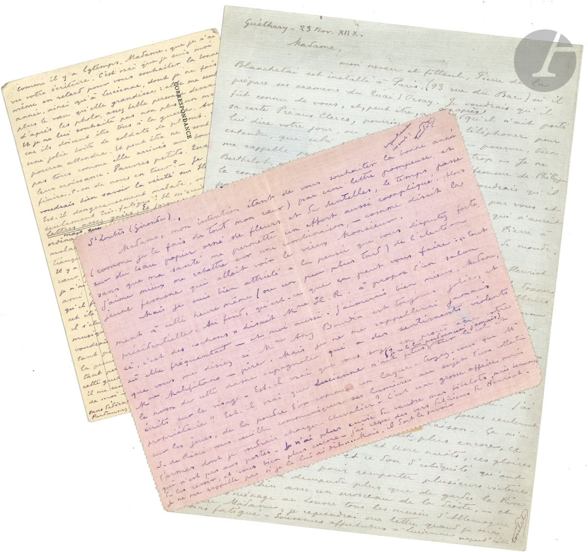Paul-Jean TOULET. 3 L.A.S., [1913-1919], à Mme Haydée Level ; 2 pages in-8 et 1 page in-12 (au verso d'une carte postale), une adresse et 2 enveloppes.


 Charmante correspondance galante.
 Saint-Loubès 17 janvier 1913. " Mon intention étant de vous souhaiter la bonne année (comme je le fais de tout mon cœur) par une lettre pompeuse, et sur du beau papier orné de fleurs et de dentelles, le temps passe sans que ma santé me permette un effort aussi compliqué. Alors j'aime mieux me rabattre sur une combinaison - comme disait la jeune femme qui allait voir le vieux Monsieur. Mais je suis bien attristé à la pensée que vous disputez fortement à cette heure même (ou un peu plus tard) de l'élection présidentielle'. Au fond, qu'est-ce que ça peut vous faire : "Tout ça, c'est des cochons" disait Mme H.R. à propos d'un salon où elle fréquentait - et moi aussi. J'aimerais bien mieux, Madame, que vous me disiez si Mme Any Bourdin est toujours jolie, et Mme Malfitano - pire. Mais je ne me rappellerai jamais le nom de cette dame espagnole qui a des sentiments violents écrits sur le visage. Est-il vrai que Lucienne ne met plus (je ne le lui pardonnerai jamais) sur le col et sur les joues, de la poudre d'or comme une laque "... - [Guéthary janvier 1918]. Vœux de bonne année, et pour Lucienne : " je ne lui souhaite pas non plus un mari, car ils doivent être tous à la guerre. Avec une jolie boîte de soldats de plomb, elle pourra attendre. Et peut-être ne sont-ils pas tous comme elle arrivés au bout de leur croissance. Pauvres petits. Quand finira-t-on de nous en tuer ? [...] D'autre part, je n'ai pas de bonnes nouvelles de mon ami Debussy. Avez-vous entendu dire qu'il fût en danger ? Il m'avait demandé, cet été, de tirer une pièce de Shakespeare [As you like it] dont il s'était engagé, avec Gémier, à faire la musique. [...] Je voudrais bien voir ce projet en train : non pas tant pour mes intérêts que parce que ce serait la preuve qu'il a remonté sur sa bête. J'ai tant perdu d'amis, ou de bons camarades, depuis cette guerre, que d'y penser, et de craindre encore, il me semble qu'un vide noir s'élargit autour de moi "... - Guéthary 23 novembre 1918, recommandant son neveu et filleul Pierre de la Blanchetai, pour l'introduire auprès de Mme Philippe Berthelot et d'Émile Henriot. " Je suis honteux de ne vous avoir pas même remercié des cigarettes neuf fois bienvenues que vous m'adressâtes voilà quelques mois, sous prétexte de villégiature. Nous avons couru, ma femme et moi, pendant 4 mois, de la façon la plus éreintante. J'ai fini par en être malade, et voilà huit jours seulement que nous sommes de retour à la maison. Ça m'a fait du bien ; et ce qui m'en a fait plus encore, ce sont ces nouvelles des Mille et Une nuits, ces gloires qui passent, Napoléon et ce don d'ubiquité qu'ont les armées françaises pour remporter plusieurs victoires à la fois. Je ne demande plus que de garder la Rive gauche du Rhin avec un morceau de la droite - et qu'on déménage au Louvre tous les musées d'Allemagne "....