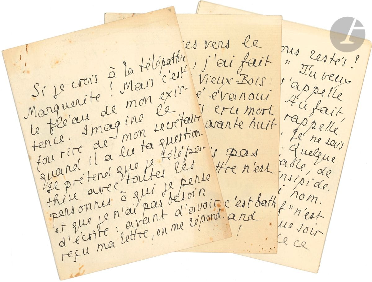 Pierre LOUŸS. L.A., [1918], à sa cousine Marguerite [Maldan-Dubois] ; 20 pages in-8.


 Très longue et intéressante lettre sur la télépathie, et sur la vente de sa bibliothèque.
 La télépathie est le " fléau de mon existence " ; il fait de la triple télépathie, et donne un exemple : il était en train d'écrire un poème sur une parole de Dieu le Père au Sinaï : " C'est une très belle réponse. "Qui es-tu ?  - Je suis." Dieu seul pouvait trouver ce mot extraordinaire " ; voulant connaître la traduction en hébreu, il pense écrire à son ami Clermont-Ganneau, qu'il n'avait pas vu depuis dix ans. Celui-ci lui écrit la même nuit, en vers ! et " son premier vers est celui-ci : " Toi, tu viens du Parnasse et non du Sinaï " ; Louÿs en est tombé évanoui. Il se souvient, dans sa jeunesse, " d'avoir épousé une jeune fille allégorique, image de l'Ennui, flûte du N'importe quoi, figure de l'Inutilité ", dont il ne se rappelle même pas le prénom, et qu'après une longue digression, il finit par appeler " Adelphine " ; cette femme, pendant quatorze ans, l'a accusé de se ruiner et l'a moqué sur la valeur de sa bibliothèque, lui qui croit qu'elle " vaut plus qu'elle ne te coûte " et qu'un " personnage miraculeux [...] se fera l'acquéreur de ta bibliothèque pour te la conserver " ; elle le tient pour fou ; Louÿs entame alors une nouvelle digression qui le fait remonter jusqu'aux pensées de Montesquieu, " l'homme le plus intelligent qui ait écrit en français. "Dès qu'un homme pense et qu'il a du caractère on dit que c'est un homme singulier. J'ai toujours vu que pour réussir dans le monde, il fallait avoir l'air fou et être sage" ". Arrive la conclusion et la vente de sa bibliothèque. " Les 700 nos de mon catalogue viennent d'être acquis en bloc au prix de 300.000f par un inconnu [Émile Mayen] qui les achète pour me les conserver. Les sept cents volumes m'avaient coûté 50.000f. - Voilà comment "je me ruinais" ". Et il lui reste encore des livres. Ce n'est pas le hasard : " Lorsqu'une bibliothèque est une collection sa valeur est double pourvu qu'elle demeure entière. La série des poëtes français de mon catalogue est unique en ce moment j'étais certain qu'un amateur la garderait intacte. Celui qui s'est présenté ne m'avait jamais vu "...