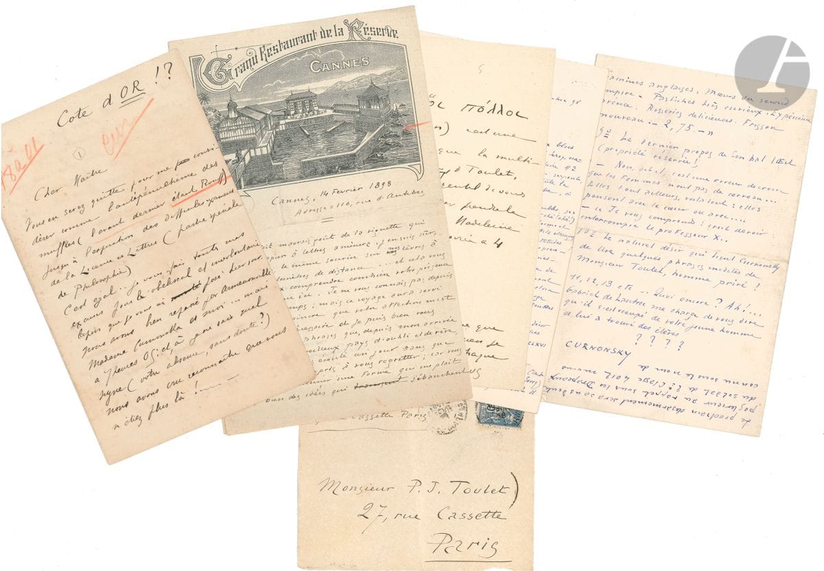 [Paul-Jean TOULET]. Maurice Sailland dit CURNONSKY (1872-1956). 296 L.A.S., 1898-1914, à Paul-Jean Toulet ; environ 460 pages formats divers, enveloppes et adresses.


 Très importante et passionnante correspondance, véritable journal de l'amitié et de la collaboration des deux écrivains. Nous ne pouvons en donner ici qu'un rapide aperçu, avec de brefs extraits de ces lettres souvent longues et fort drôles, où Curnonsky parle à Toulet de leurs livres en commun, de leur travail mercenaire pour Willy, de leurs problèmes d'argent, de ses conquêtes féminines, etc.
 [Février 1898]. " Cher Maître Vous en serez quitte pour me considérer comme l'antépénultième des muffles (l'avant-dernier étant Rouff) jusqu'à l'expiration des difficiles examens de la Licence es Lettres [...] Je vous fais toutes mes excuses pour l'obéliscal et involontaire lapin que je vous ai posé hier soir ". Il est bien repassé par Armenonville avec " Madame Curnonska " et " nous avons cru reconnaître que vous n'étiez plus là ! "... - 5 ou 6 septembre. Récit de ses vacances à Jersey ; il déplore l'absence de Toulet : " Je vous regrette aux jeudis des Feuillantines qui ne sont encore ouverts qu'à Curnonska II rendue plus charmante par un mois d'absence et par des remarques personnelles sur la haute industrie qu'elle sacrifie la littérature "... Quelques jours plus tard, il rapporte les propos suscités par la publication de Monsieur du Paur...
 14-16 janvier 1899. Lettre pleine d'humour, entrecoupée d'interventions d'un Chœur, écrite de l'hôpital militaire du Val de Grâce, où on le soigne pour ses yeux. Mort de Jean de Tinan, " ce pauvre charmant gamin de lettres que nous avons aimé "... Nouvelles diverses : " Les petites Curnonska se sont augmentées de deux nouvelles recrues "...
 Lamballe 26-29 août 1900, longue lettre de 12 pages sur son séjour en Bretagne. - Pau 21 septembre. " Tatouages (alias : impressions sur Pau) ou - Notes sur la plus belle Ville du monde qui ne peut donner que ce qu'elle a "... - Octobre 1901. Séjour à Biarritz.
 30 août 1903. " Hélas, non, mon pauvre Paul : pour une fois, savez-vous, ma paresse n'est pas la seule raison de mon dégoût naturel pour l'écriture. Mais l'état de nos affaires est tel que je ne sens nul enthousiasme à la pensée de vous en informer. Il m'inspirerait plutôt la brusque décision de me foutre par la fenêtre d'un rez-de-chaussée qui donnerait sur un fleuve ". État détaillé et alarmant des finances de leur communauté... " J'en suis réduit présentement à chercher des moyens d'existence. Le manque d'habitude, la rigueur de la saison et l'absence de tout le monde me rendent ce sport très pénible. Nouvelles diverses sur Liane de Pougy et Henri Albert ; " il paraîtrait que le Mariage de Don Quichotte s'est vendu à 1200 (au moins) "... - 22 octobre. " Injurieux ami ! (comme eut dit la dame qui confondait l'apostrophe et l'oposition) Vous n'avez donc pas senti combien il était imprudent d'envoyer deux termes à un malheureux criblé de dettes. [...] Voici le système que j'ai adopté (sans vous le conseiller). Tous les jours à midi on me monte mon déjeuner que je mange au lit tandis que Jean fait le bureau. Après quoi, je prends mon tub, puis je m'installe dans le susdit bureau et je bricole jusqu'à cinq heures 1/2 sans ouvrir à aucun coup de sonnette, sauf pour quelque éventuelle et rare Caroline en mal de confidences. Cinq heures 1/2 : visite aux journaux (Rire et Presse, 30 francs par semaine en tout). 7 heures Weber. 8 heures : beuglant théâtre. Minuit retour et littérature jusqu'à cinq heures. Je continue de ne trouver aucun moyen de gagner ma vie "...
 [1904]. " Je ne vous cacherai pas plus longtemps que votre conduite m'indigne et me désespère. À quoi tendent ces habitudes de boire quand tout le monde travaille dort, baise, ou ne fait rien. Et croyez vous trouver l'oubli de notre double Détresse, comme dirait Régnier dans le fond de ces verres qui ne riment à rien ? Vous semblez ignorer que l'alcool est le pire des Poisons. Le mélange que vous désignez sous le nom de wisky soda contient 2.497.863.201.379.868.904 de bactéries par kilomètre carré. Si vous étiez rentré comme moi à dix heures, vous auriez comme moi écrit 47 lignes - et vous auriez eu envie de dormir à trois heures, après en avoir passé cinq à travailler d'arrache-pied (pied n'est pas trop dire). Je suis un type dans le genre de Sapho qui s'était couchée lasse d'attendre et dormait en plein sous la lampe "...
 [Octobre 1905] : " Willy est disparu, complètement depuis dimanche ! J'envoie lettres, télégrammes, etc., tout ce que justifie mon manque absolu d'argent. Aucune réponse - rien. [...] Je considère Willy comme enterré. Il va falloir se dégrouiller. Je vous ai attendu pour signer vous-même ce qui vaut mieux les amies Nane "... - Nuit de Noël. " Tout va mal... la maison W a suspendu ses commandes... Il y a de beaux projets en l'air