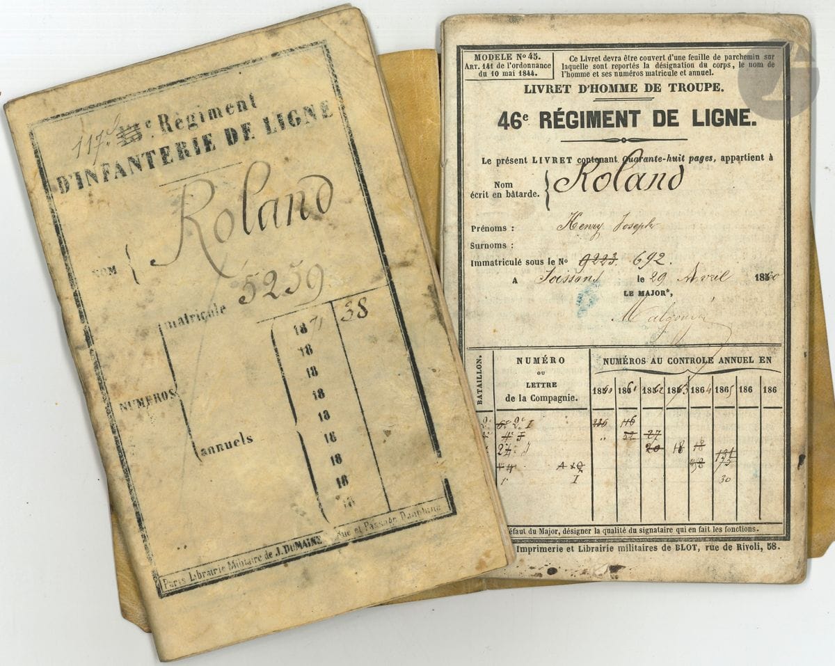 MILITARIA. 2 livrets militaires, et 2 P.S., Soissons et Paris 1860-1871 ; 2 carnets in-12 en partie impr., couv. impr. sur parchemin, et 2 pages in-fol. 


 Livrets militaires du fusilier Henry Joseph Roland, né à Segré (Maine-et-Loire) en 1841, engagé volontaire pour sept ans à partir de 1860. Ils contiennent les renseignements suivants : état-civil, titre sous lequel a eu lieu l'incorporation, services et positions divers, instruction militaire, exercices de tir à la cible, enregistrement successif des effets et des armes, compte de la masse individuelle. Cette dernière rubrique, la plus importante, donne les détails de son compte individuel : dans les recettes se trouve ses versements, comptés à 0,10 F la journée, et, dans les dépenses, toutes ses fournitures et effets personnels : chemises, cravates, gants, mouchoirs, guêtres, souliers, etc. On y trouve également des retenues pour " dégradations au casernement " ou " une vis de détente perdue ".
Entré au service en 1860 comme fusilier au 46e Régiment de Ligne, Roland devint caporal l'année suivante, sergent-fourrier en 1862 et sergent en 1864. Cassé de son grade pour " manquement au service ", il redevint fusilier avant de devenir à nouveau caporal en 1865. Parti en congé à la fin de la même année, il fut libéré en 1867, puis reprit du service au moment de la guerre de 1870-1871 (il est alors rédacteur au journal Le Siècle). Blessé au combat de Châtillon le 19 septembre 1870, il quitte l'armée en mars 1871.
 Plus un certificat de bonne conduite du 46e Régiment d'infanterie (Béziers, 21 février 1867) et un congé de libération (Angers, 24 avril 1867).