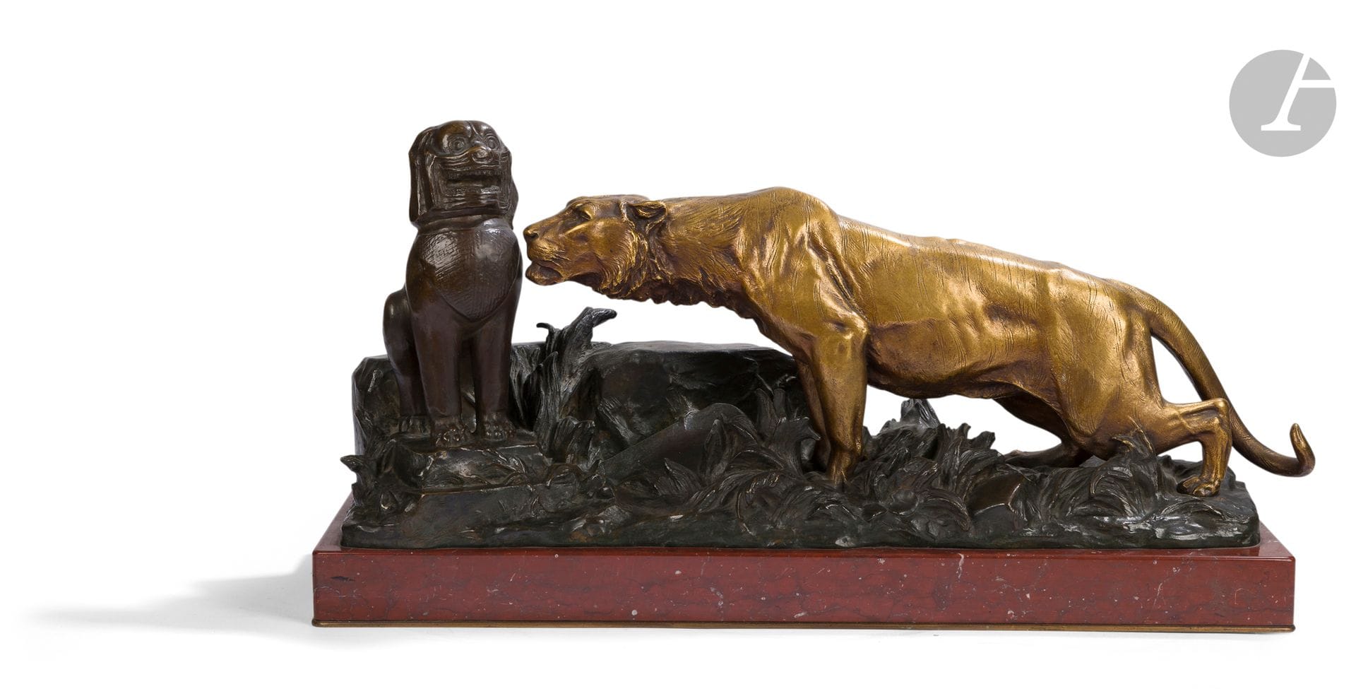 Georges GARDET (1863-1939)
Tiger with Fô dog
Bronze proof with brown and gold patina.
Signed on the terrace.
Marked: "F. BARBEDIENNE. FONDEUR. "
Griotte red marble.
H. 27 cm, W. 68 cm, D. 19 cm (without marble).
