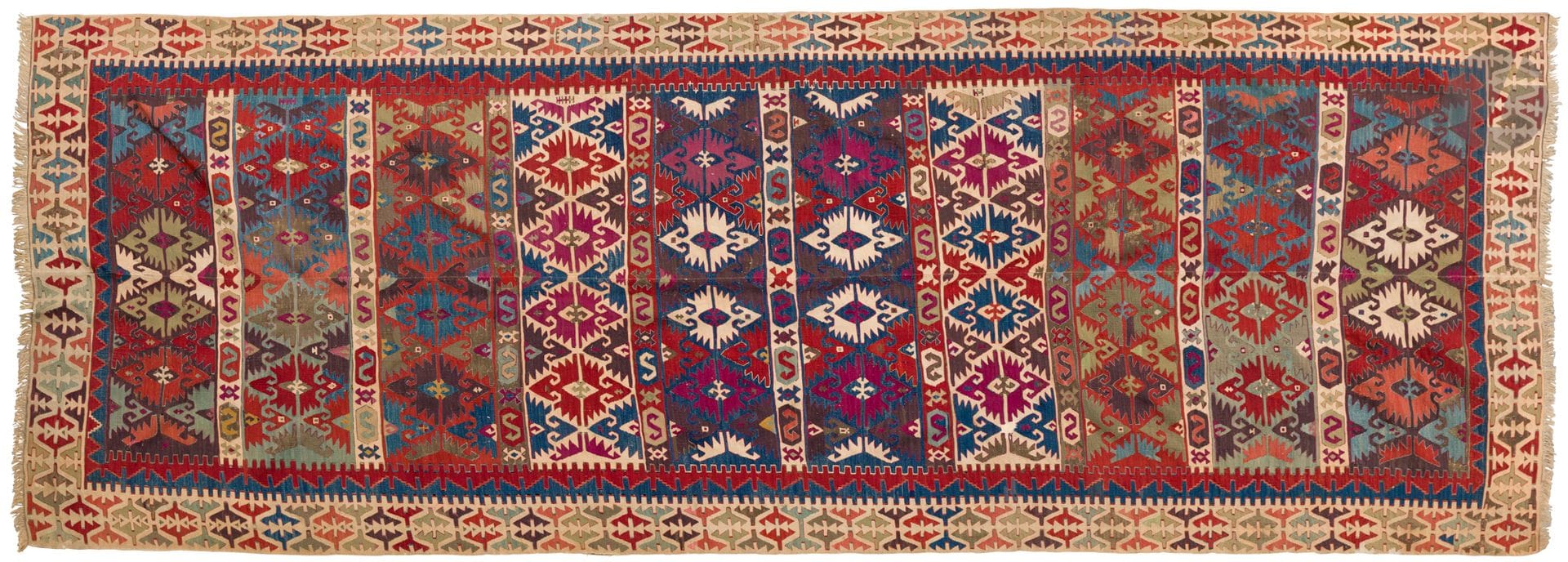 KILIM (Nord-Ouest de l'Iran)
Tapis tissé formé de lés de mêmes dimensions cousues ensembles à décor de différents motifs stylisés multicolores, bordure ivoire à motifs répétitifs.
XXe siècle.
150 x 410 cm
Usure et trous