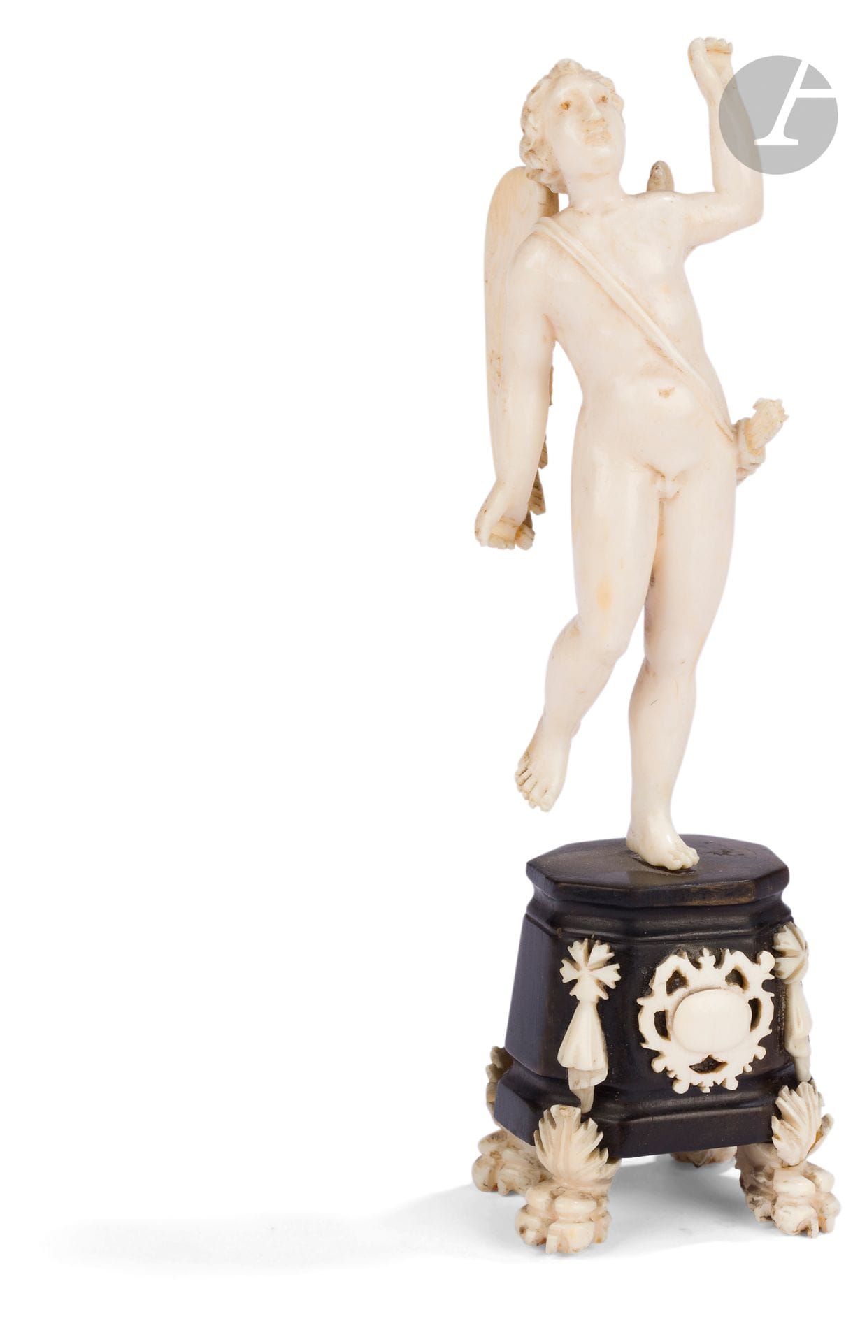 An ivory love carved in the round, on a tinted ivory base.
Late 18th century
H. 16 cm - Weight : 81.4 cm
(wings possibly later)