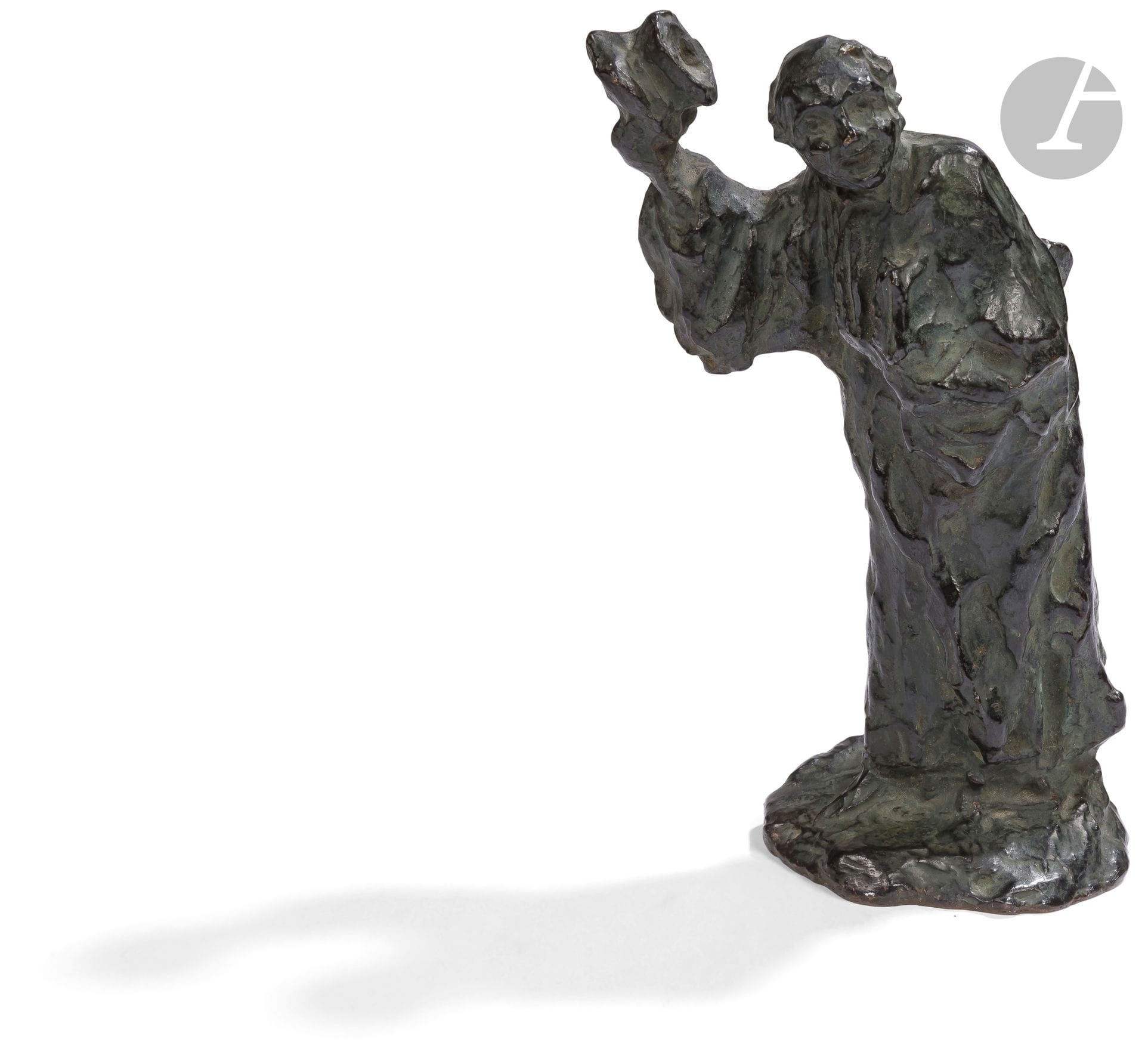 Honoré Daumier (1808-1879)
L'Avocat saluant
Fonte en 1964
Bronze à patine brune
Signé des initiales " HD "
Porte le cachet du fondeur " CIRE PERDUE C. VALSUANI " 
Numéroté " 6/30 "
H. : 15 cm

De ce modèle, la maison Valsuani produit trente exemplaires en 1964. Notre bronze, réalisé en février 1964 et livré à monsieur L. (Loncle ?), est répertorié sous le n°DR 9646 du catalogue raisonné " Daumier Register ".