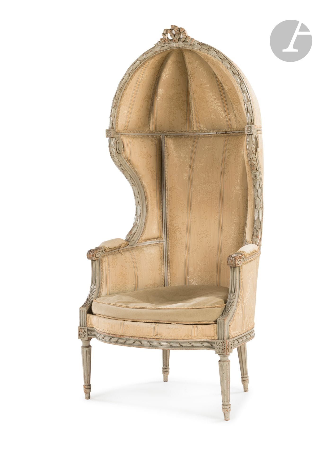 Carved and painted wood Bergère en guérite, decorated with laurel leaves and a ribbon bow, resting on fluted tapered legs.
Louis XVI style.
H : 161 cm, W : 72.5 cm