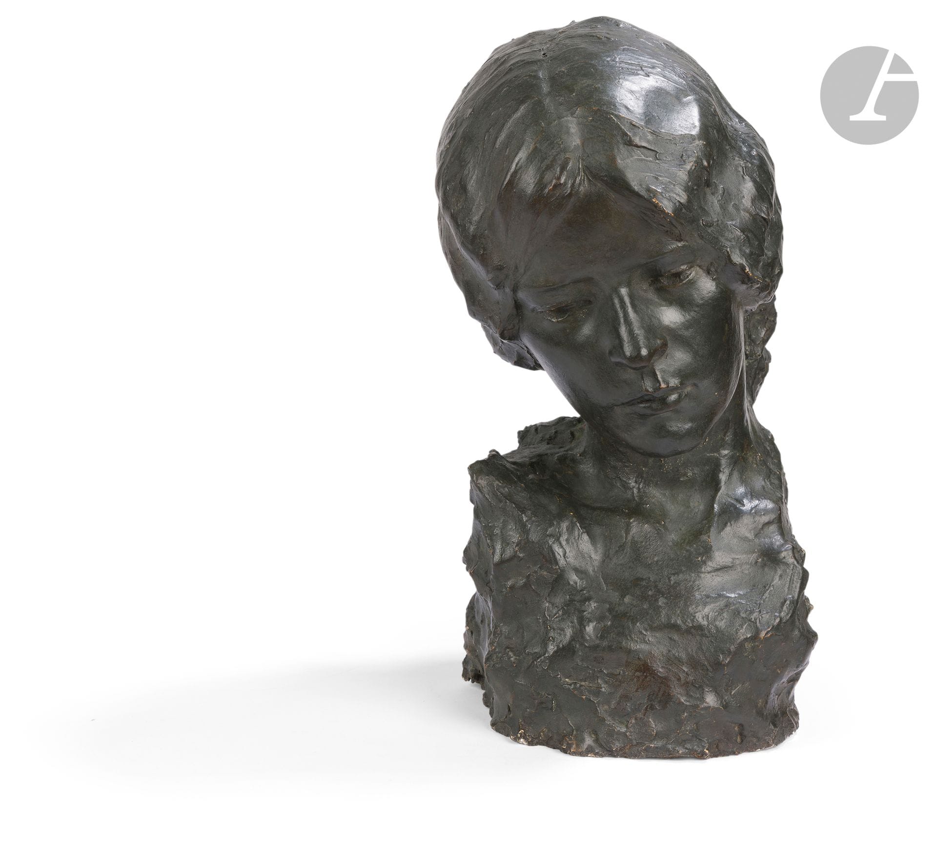Raoul LAMOURDEDIEU (1877-1953)
Tête de jeune femme pensive, vers 1910
Sculpture.
Épreuve en plâtre patiné noir.
Édition ancienne du début du XXe siècle.
Signée Raoul LAMOURDEDIEU vers la base et contresignée Raoul LAMOURDEDIEU à l'intérieur au revers.
H. : 40 cm