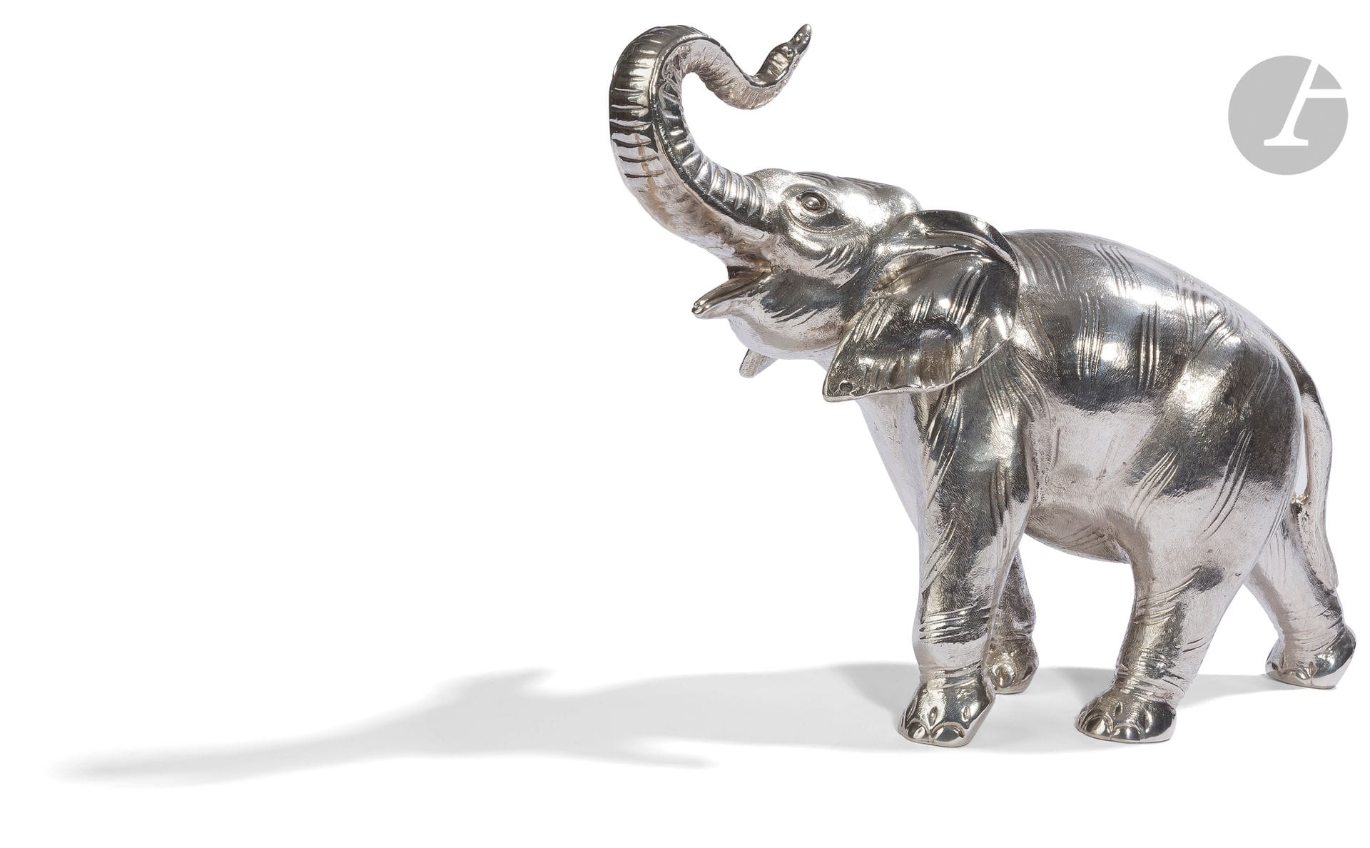 PORTUGAL - PORTO XXe siècle
Éléphant au naturel en argent 925 ‰, il est représenté la trompe relevée, barrissant.
Orfèvre : TOPAZIO
Poids brut : 985 g - longueur : 29 cm - hauteur : 24 cm