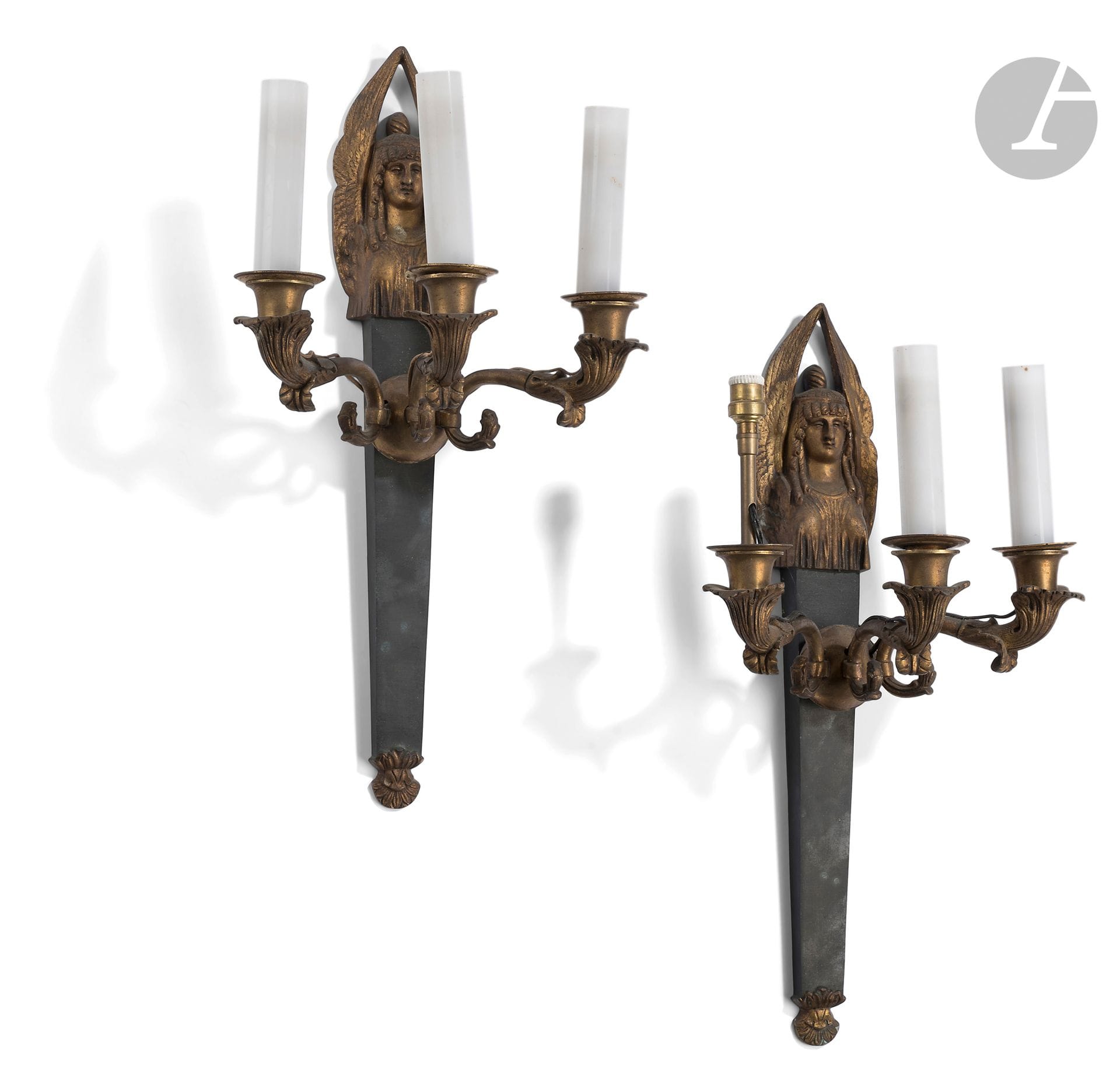 Pair of Egyptian-style sconces in patinated bronze and gilt bronze, with three light arms; (accidents; holes for electricity).
Empire style.
Height: 49 cm