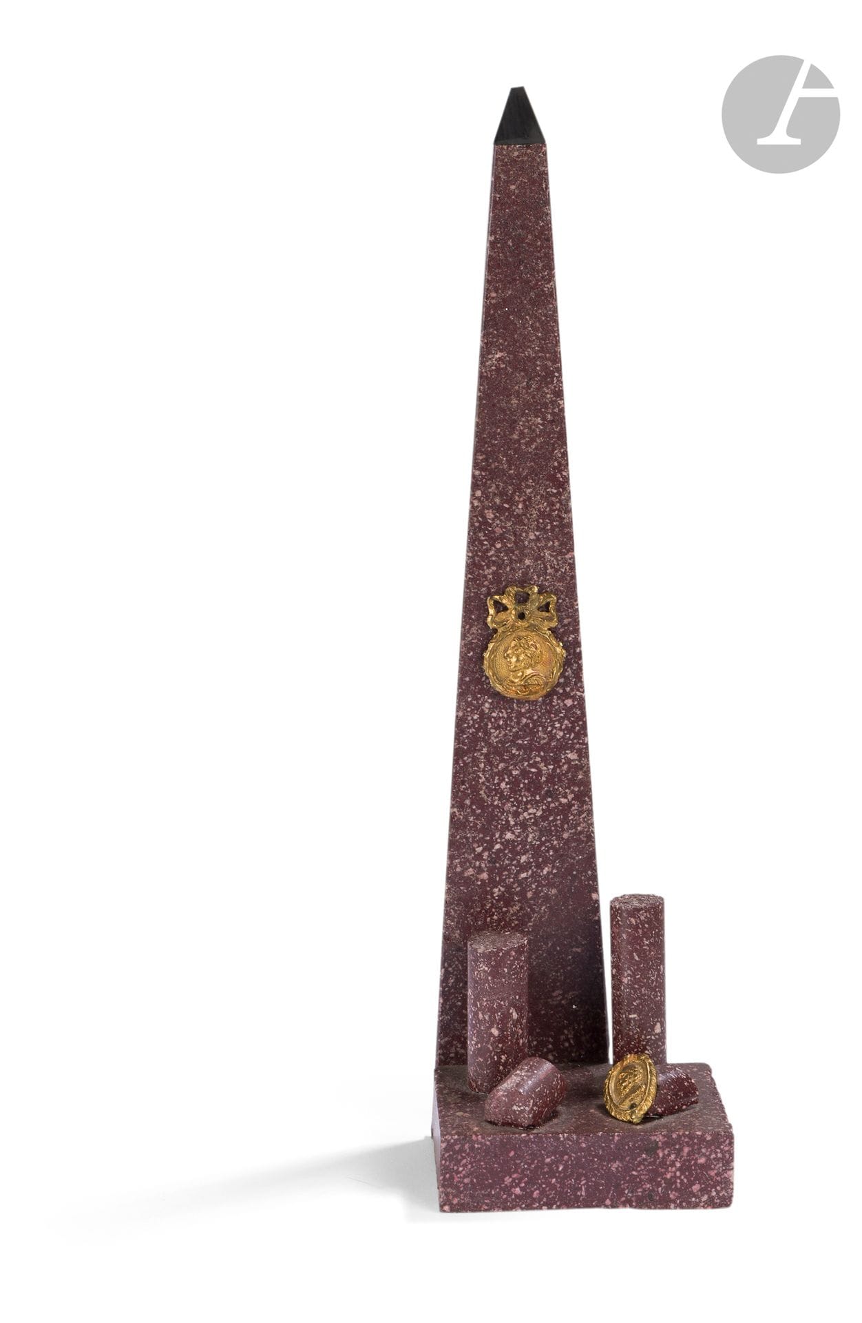 Porphyry obelisk, with ruined column shafts at its feet, and two medallions in profile.
19th century.
Height: 37 cm