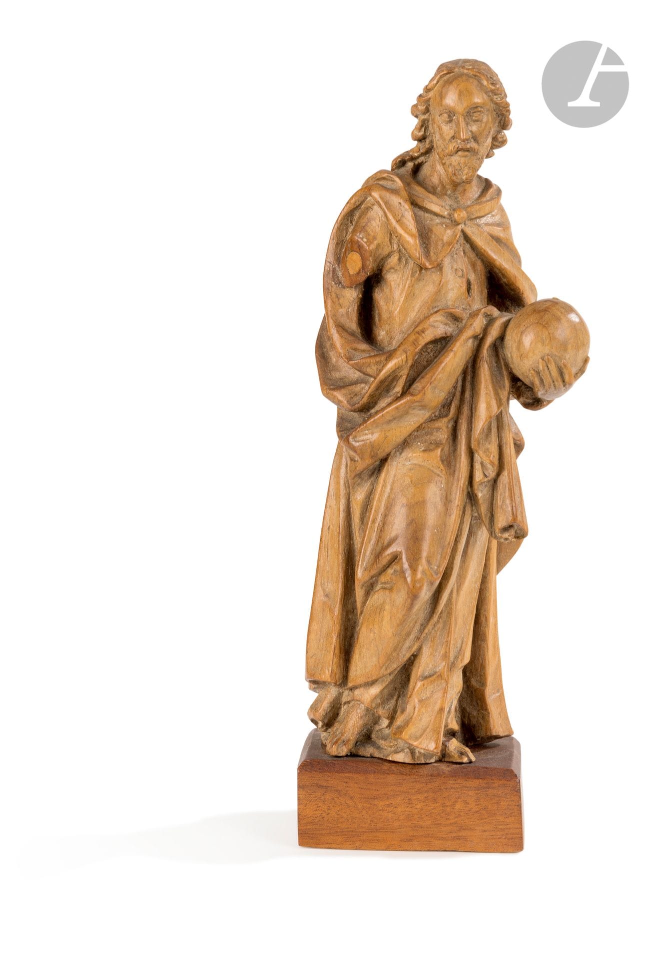 Christ en bois sculpté en ronde-bosse. Debout, tenant l'orbe dans sa main gauche, il est vêtu d'un manteau dont un pan revient sur le devant.
XVIIe siècle
H. : 22,5 cm
(accidents et manques visibles)
Soclé