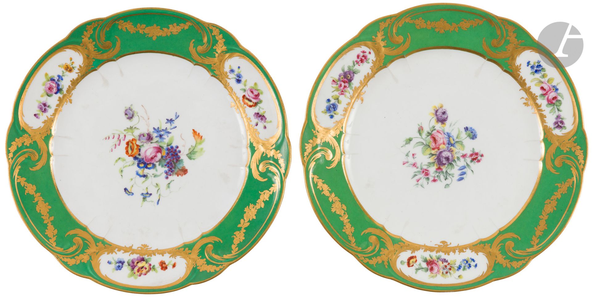 Sèvres
Deux assiettes à palmes en porcelaine tendre à décor polychrome de groupe de fleurs et fruits au centre et sur l'aile de bouquets de fleurs dans trois réserves cernées de palmes et guirlandes en or sur fond vert.
Marquées : LL entrelacés, lettre-date CC pour 1780, marques des peintres Pierre Jeune et Bulidon.
XVIIIe siècle, 1780.
D. 24,5 cm