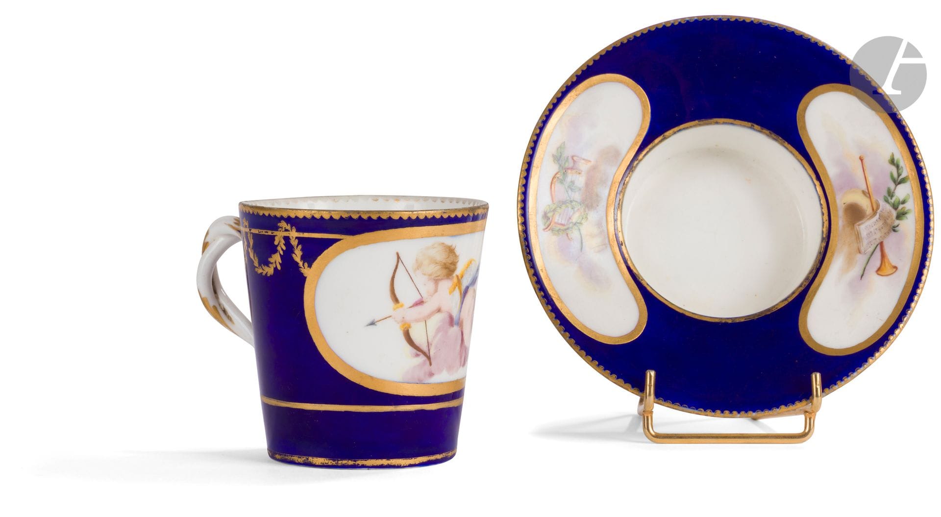 Sèvres
Gobelet enfoncé et sa soucoupe en porcelaine tendre à décor polychrome d'amour et attributs dans des réserves sur fond bleu nouveau.
Marqués : LL entrelacés, lettre-date U pour 1773, marque du doreur Chauvaux.
XVIIIe siècle, 1773.
H. 7 cm, D.12 cm
Quelques usures d'or.