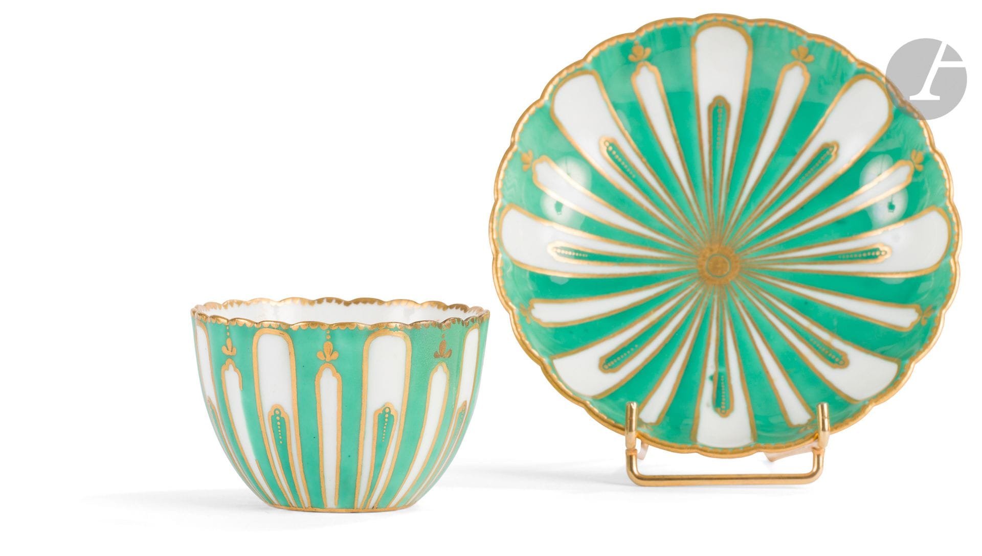 Sèvres
Bol cannelé et sa soucoupe en porcelaine tendre à fond vert.
Marqués : LL entrelacés, sans lettre-date.
XVIIIe siècle, vers 1758.
H. 5 cm, D. 12 cm
Un éclat restauré sur le gobelet.