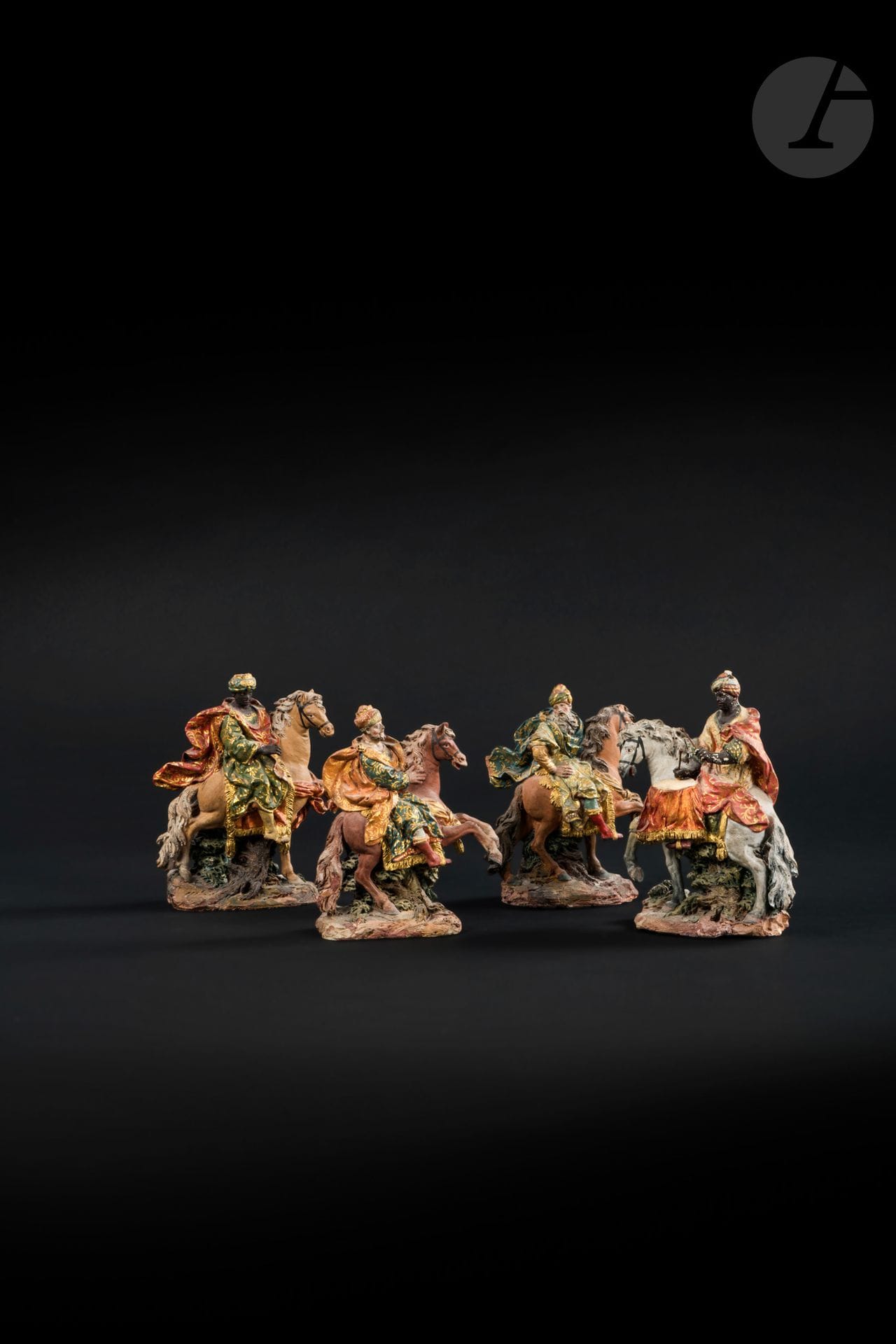 École napolitaine du XVIIIe siècle 
Les rois mages et un cavalier au tambour 
Figures en terres cuites polychromées provenant probablement d'un ensemble de crèche.
H. 18 cm, H. 17 cm, H. 20 cm et H. 18 cm 
Restaurations et petits manques.

Provenance : 
Acquis auprès de la galerie Kugel en 1989.