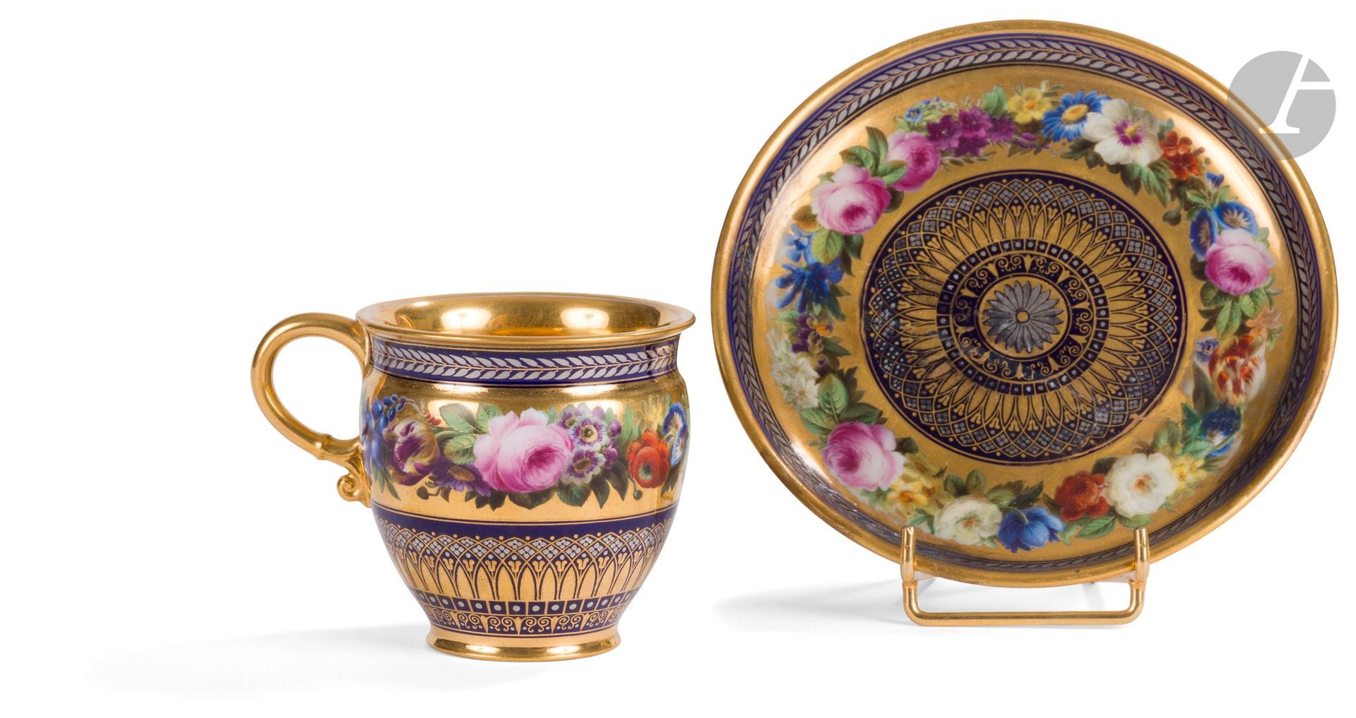 Sèvres
Tasse et sa soucoupe en porcelaine dure à décor polychrome de guirlandes de fleurs dans un galon à fond or se détachant sur un fond bleu.
Marquées : étoile en or, Sèvres 31.
Époque Louis-Philippe, 1831.
Restaurations.