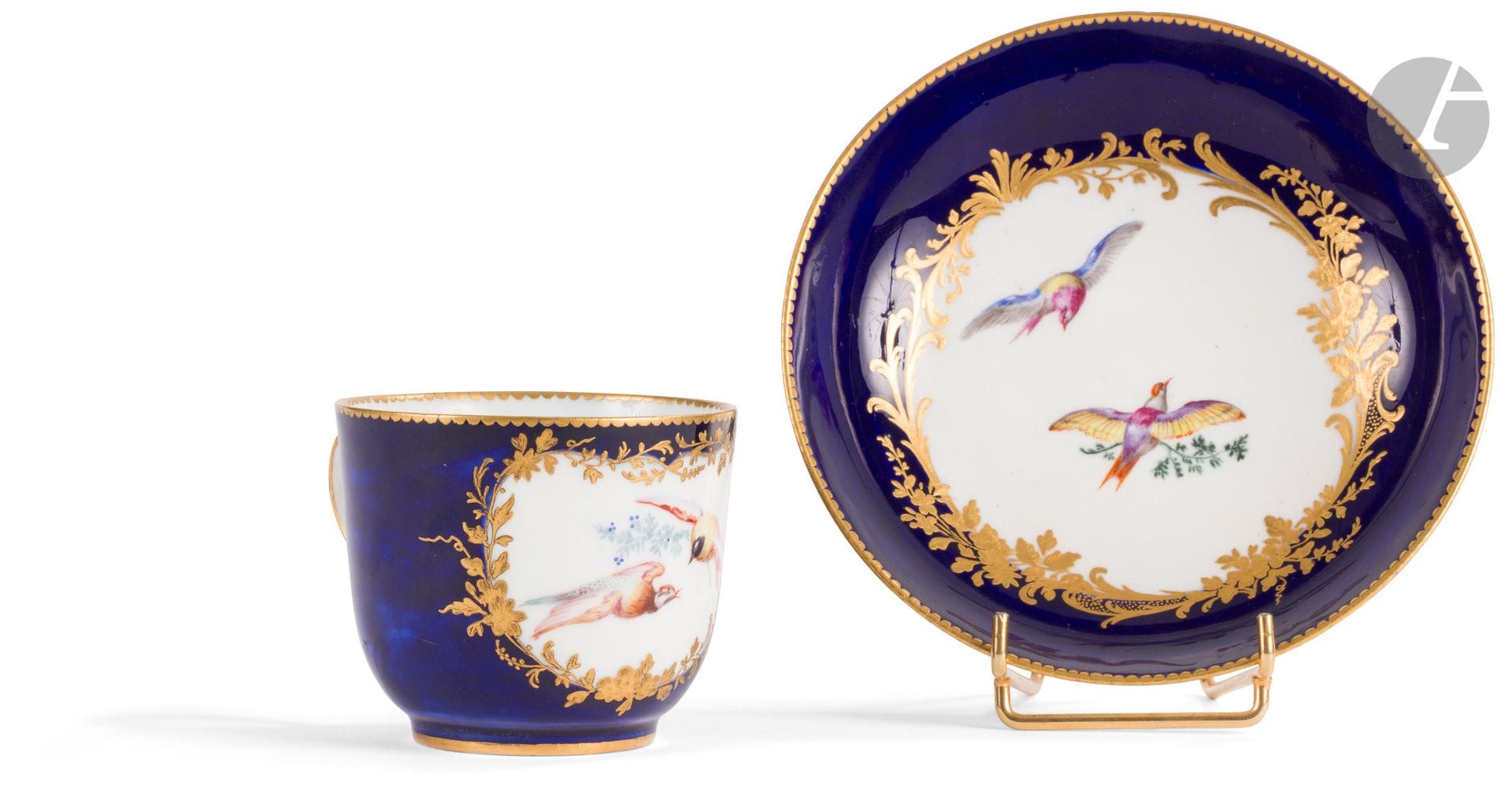 Sèvres
Gobelet Bouillard et une soucoupe en porcelaine tendre à décor polychrome d'oiseaux volants dans des réserves sur fond bleu lapis.
Le gobelet marqué : LL entrelacés, lettre-date F pour 1759, marque du peintre Tollot, la soucoupe marquée : LL entrelacés, lettre-date F, marque du peintre Evans.
XVIIIe siècle, 1759.
H. 6 cm, D. 13 cm