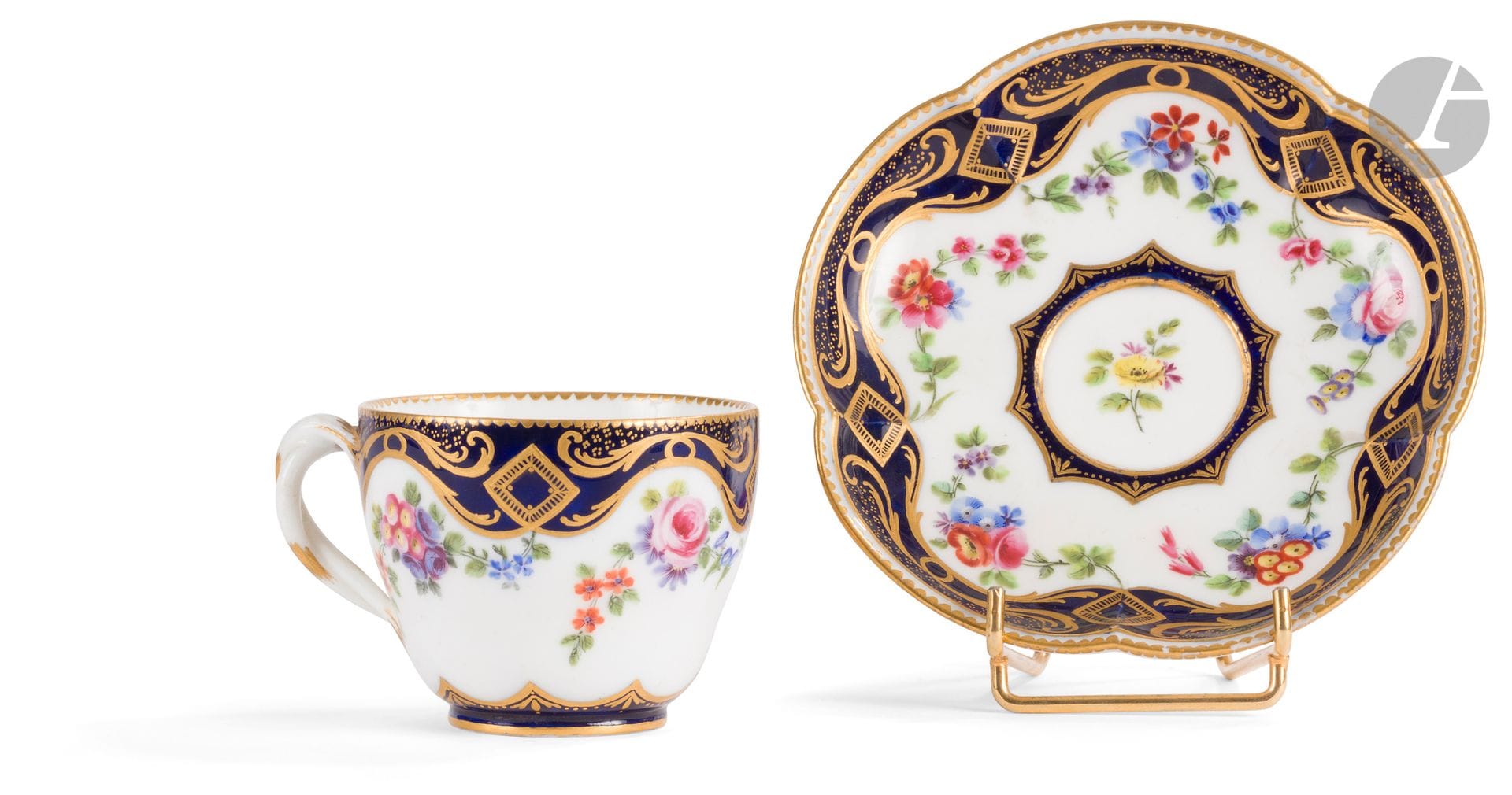 Sèvres
Gobelet Hébert et sa soucoupe en porcelaine tendre à décor polychrome de guirlandes de fleurs et fond partiel bleu lapis.
Marqués : LL entrelacés, lettre-date K pour 1763, marque du peintre Tandart.
XVIIIe siècle, 1763.
H. 5,5 cm, D. 12 cm