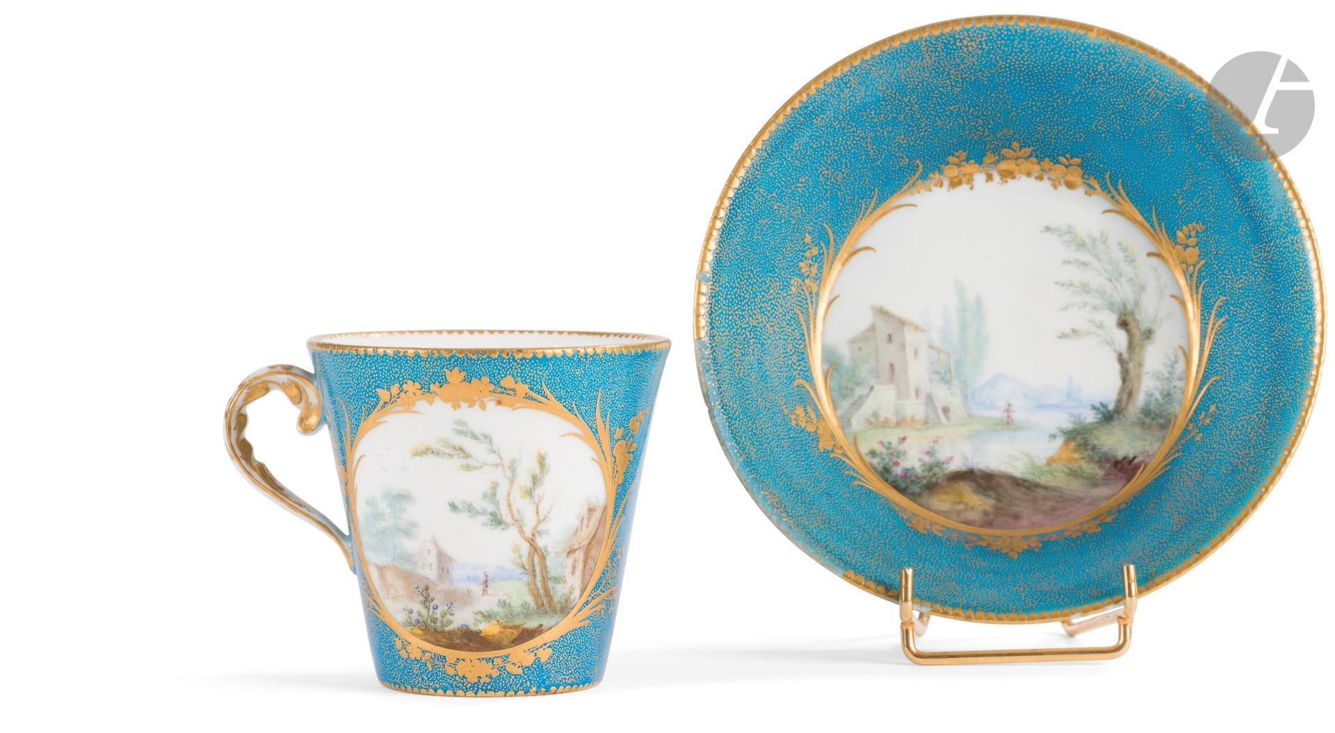 Vincennes
Gobelet à la Reine et sa soucoupe en porcelaine tendre à décor polychrome de paysages animés dans des réserves cernées de feuillage et fleurs en or sur fond bleu céleste pointillé d'or.
Marqués : LL entrelacés, lettre-date A pour 1754.
XVIIIe siècle, 1754.
H. 7,5 cm, D. 14 cm
Quelques usures d'or sur le bord de la soucoupe, une égrenure au revers de la soucoupe.