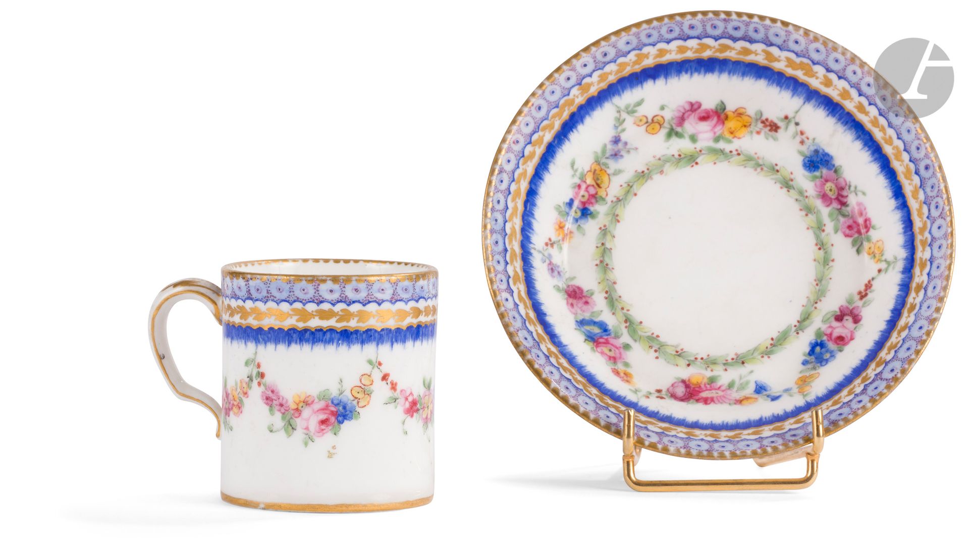 Sèvres
Gobelet litron et sa soucoupe en porcelaine tendre de la troisième grandeur à décor polychrome.
Marqués : LL entrelacés, lettre-date AA pour 1778, marque du peintre Jean-Jacques Sioux.
XVIIIe siècle, 1778.
H. 5,8 cm, D. 12 cm