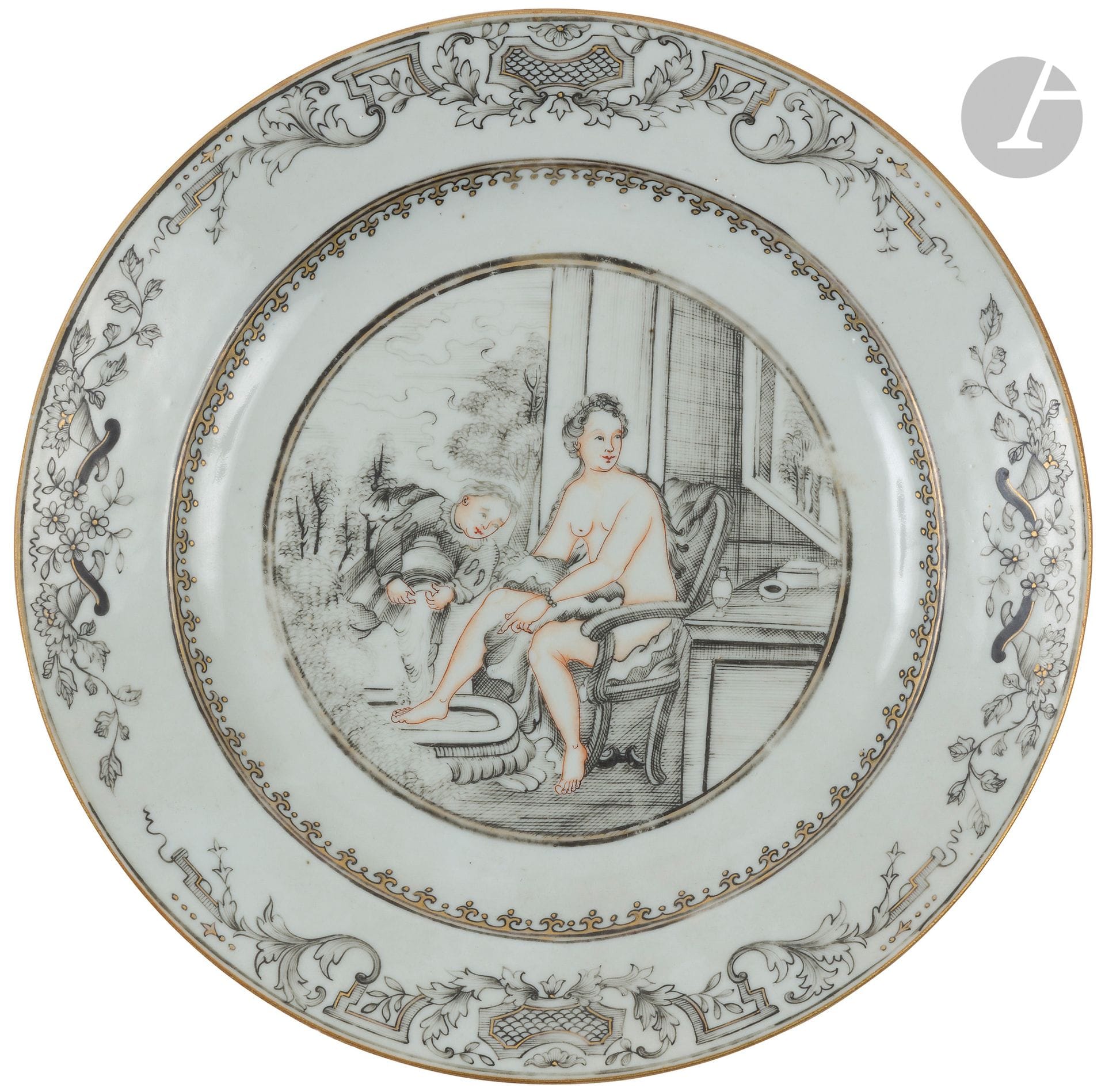 Chine
Assiette en porcelaine à décor en grisaille d'une femme à sa toilette.
Période Qianlong (1736-1795).
D. 23 cm