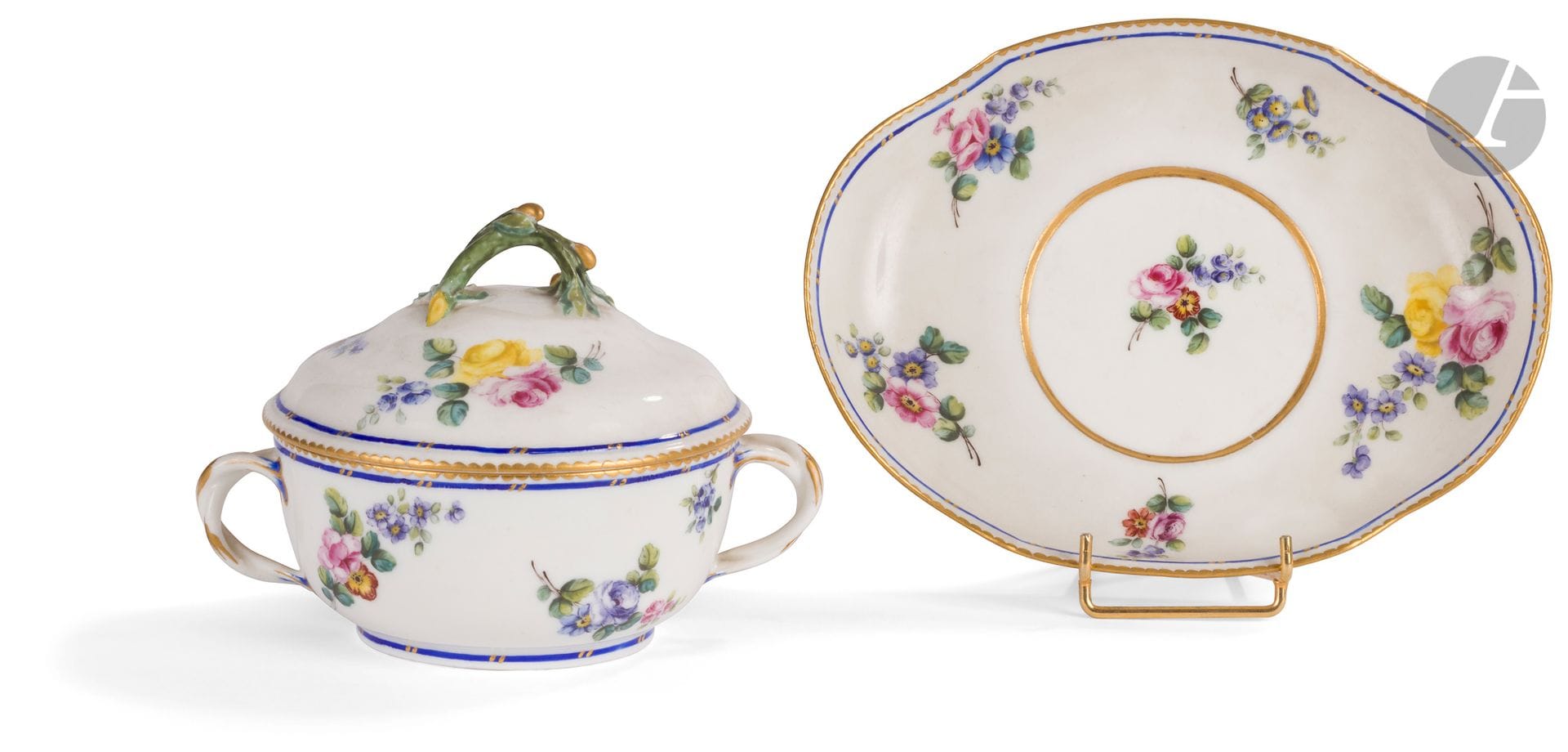 Sèvres
Écuelle ronde couverte et son plateau ovale en porcelaine tendre à décor polychrome de bouquets de fleurs.
Marqués : LL entrelacés, lettre-date P pour 1768, marque de peintre de Buteux.
XVIIIe siècle, 1768.
L. 18 cm