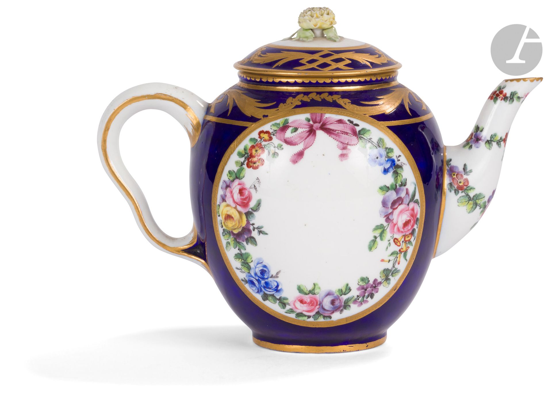 Sèvres
Théière Calabre couverte en porcelaine tendre à décor polychrome de guirlandes de fleurs et rubans noués dans des réserves sur fond bleu nouveau.
Sans marque.
XVIIIe siècle, vers 1763.
H. 14 cm