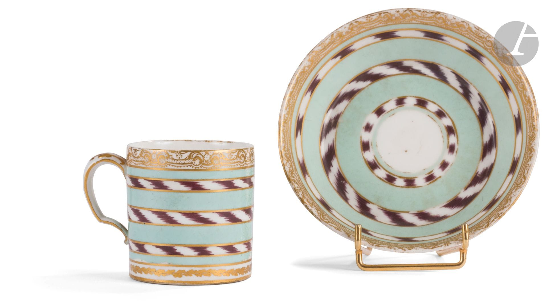 Sèvres
Gobelet litron et sa soucoupe en porcelaine dure de la troisième grandeur à décor de motifs de tissus chiné à la branche sur fond bleu.
Marqués : LL entrelacés, sans lettre-date, marque du doreur Weydinger.
XVIIIe siècle, vers 1780.
H. 6 cm, D. 12 cm
Usures d'or.