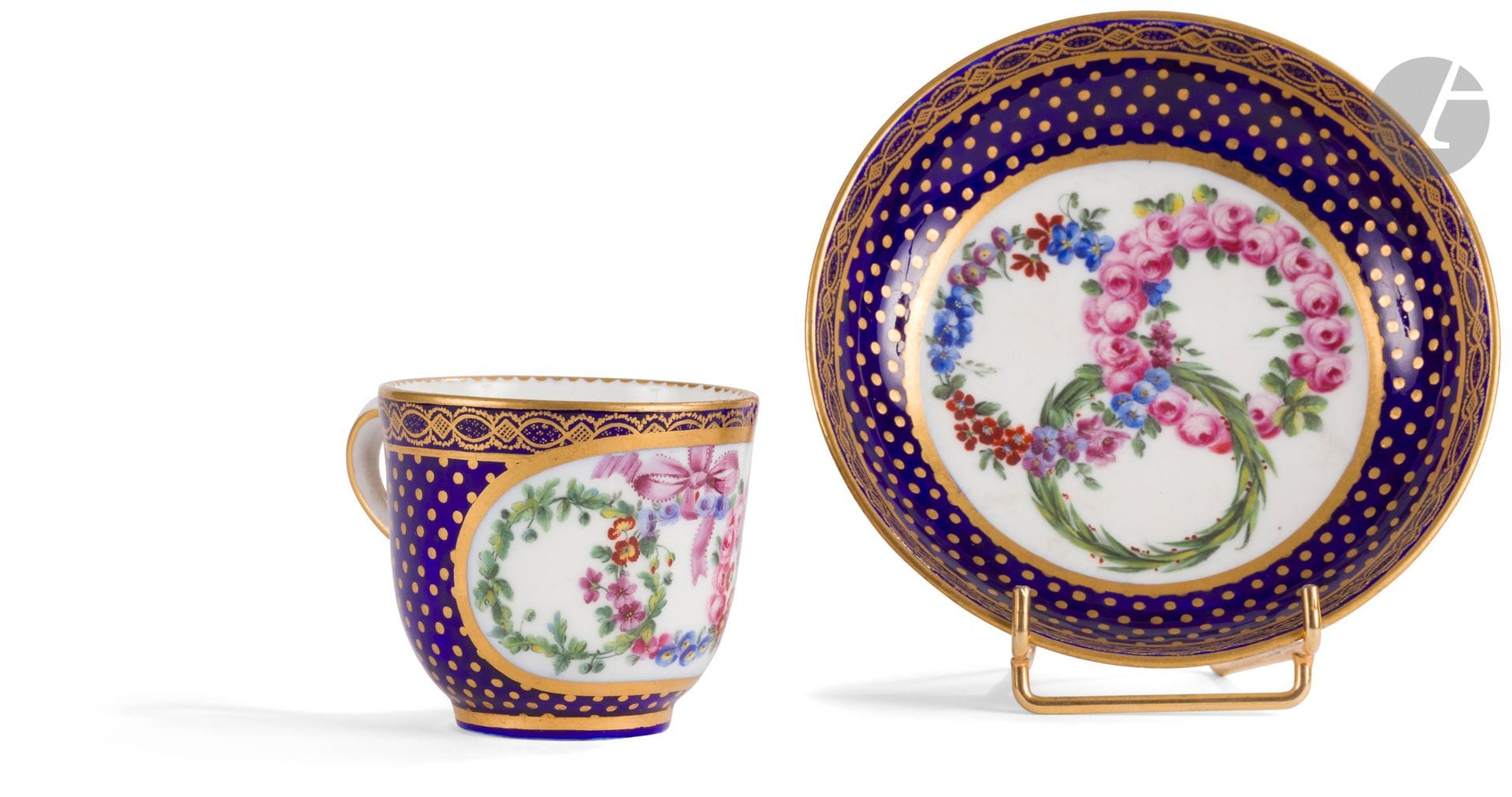 Sèvres
Gobelet Bouillard et sa soucoupe en porcelaine tendre de couronnes de fleurs, feuillage et palmes sur fond bleu lapis.
Marqués : LL entrelacés, lettre-date O pour 1767, marque du peintre Tandart.
XVIIIe siècle, 1767
H. 5,5 cm, D. 12 cm