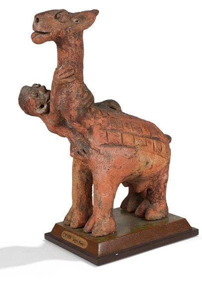 Seni Awa CAMARA (né en 1945)
Enfant à la girafe Terre cuite. Hauteur: 43 cm