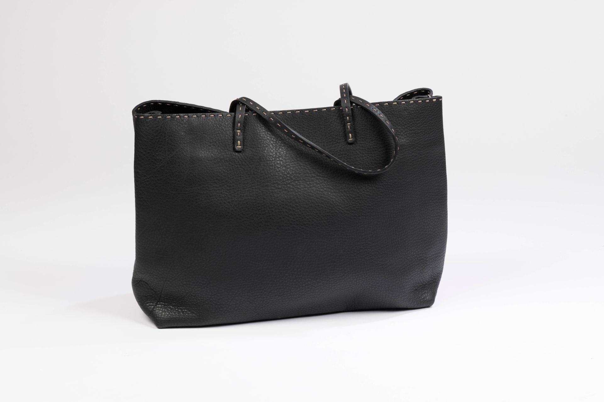 FENDI Selleria
Tote bag in black grained leather, numbered limited edition, beige topstitching, inside in beige suede calf, 40 x 30 x 12 cm, in bag