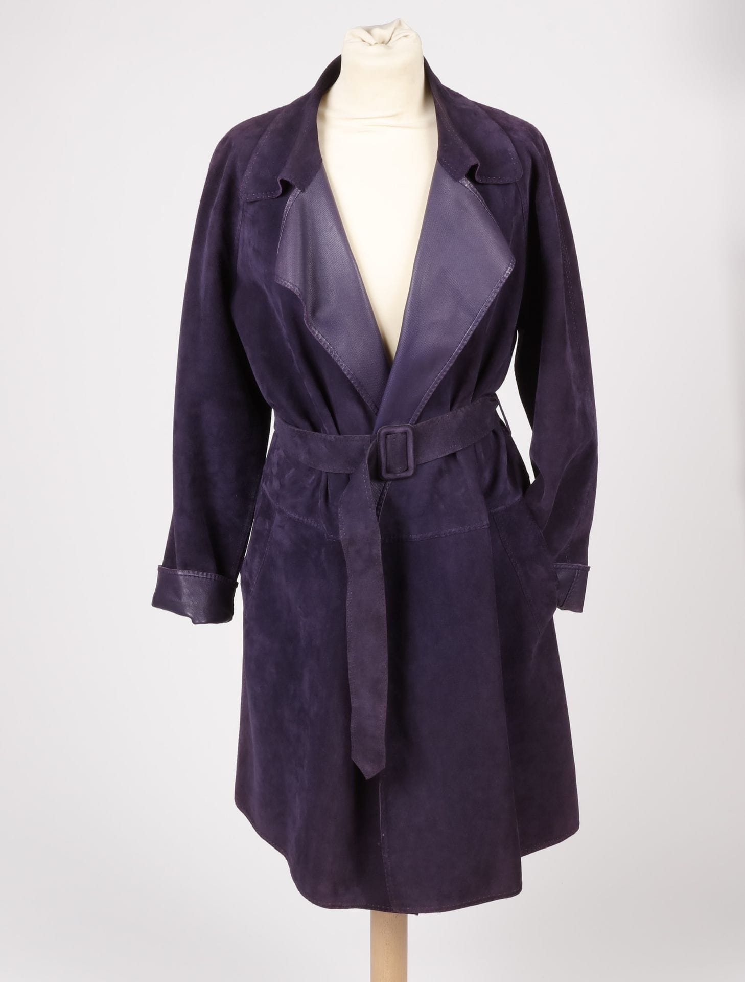 HERMÈS Paris
Trench en agneau velours violet, T.42 indiquée, avec sa ceinture