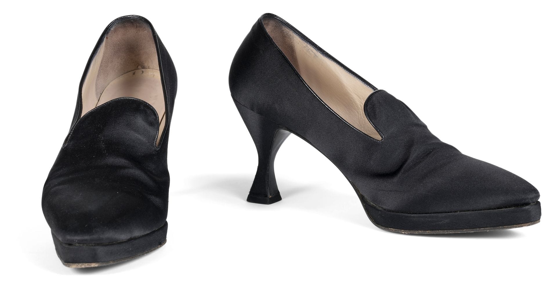 Christian DIOR Boutique Paire d'escarpins en satin noir à petite plateforme, T.37,5 indiquée (quelques traces d usage)