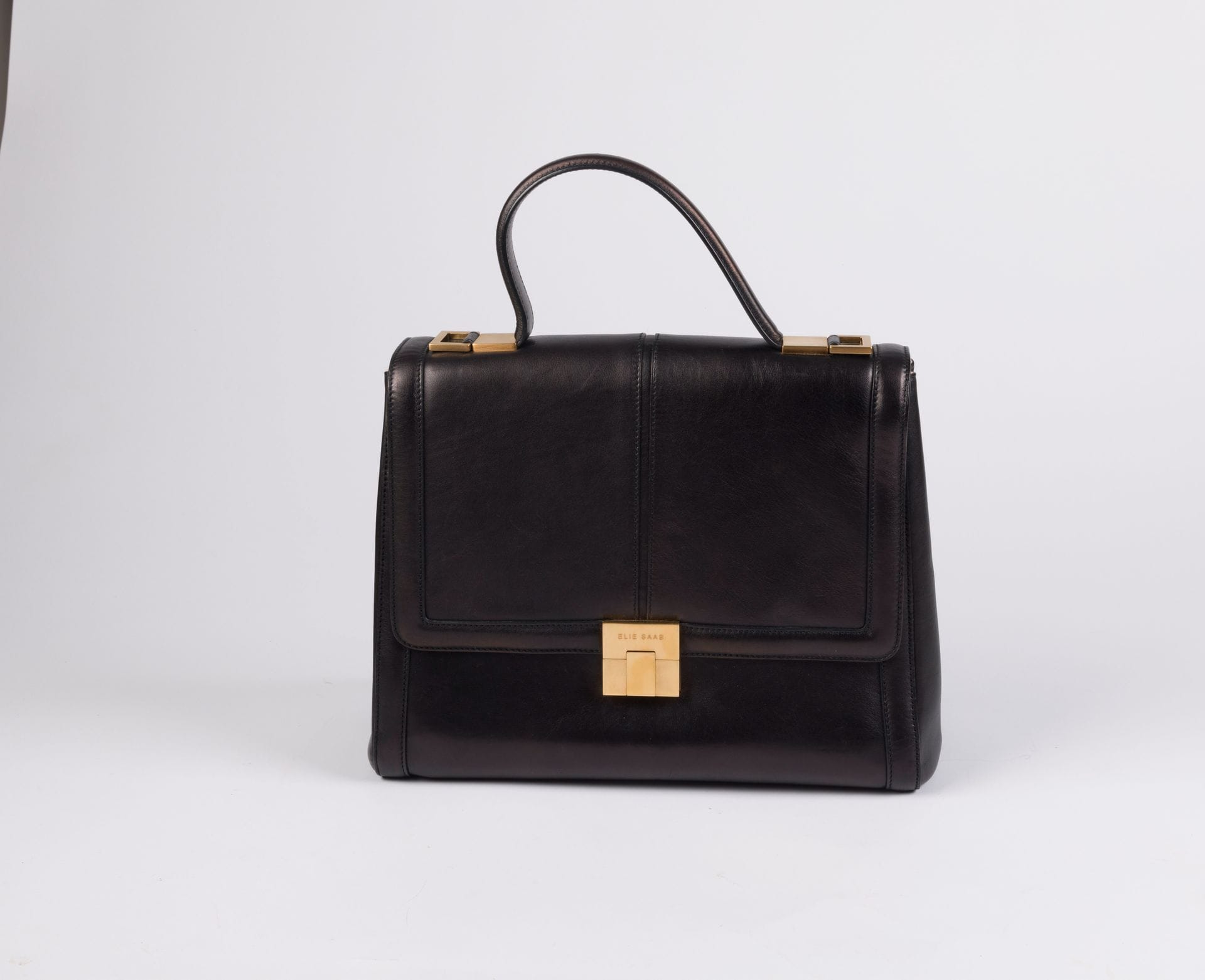 Elie SAAB
Iridescent black leather bag, gold metal trim, removable shoulder strap, beige leather interior with two gussets, 32 x 26 x 15 cm, in bag (a few small scratches).