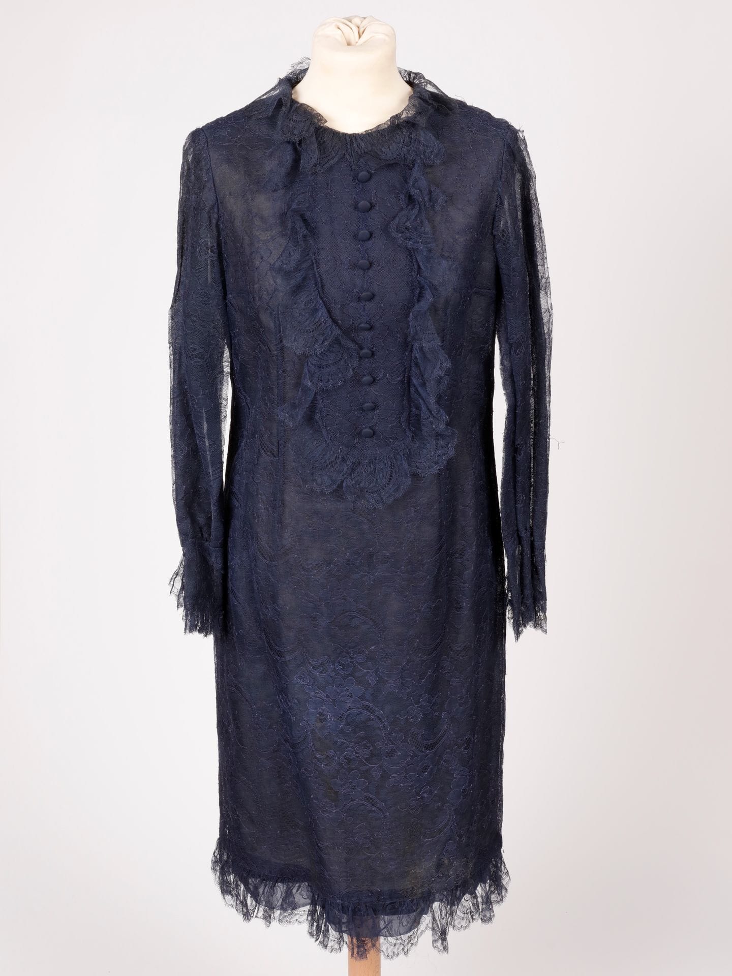 Christian DIOR New York Inc. 
Robe en dentelle marine. T.10 indiquée
(taches et salissures)