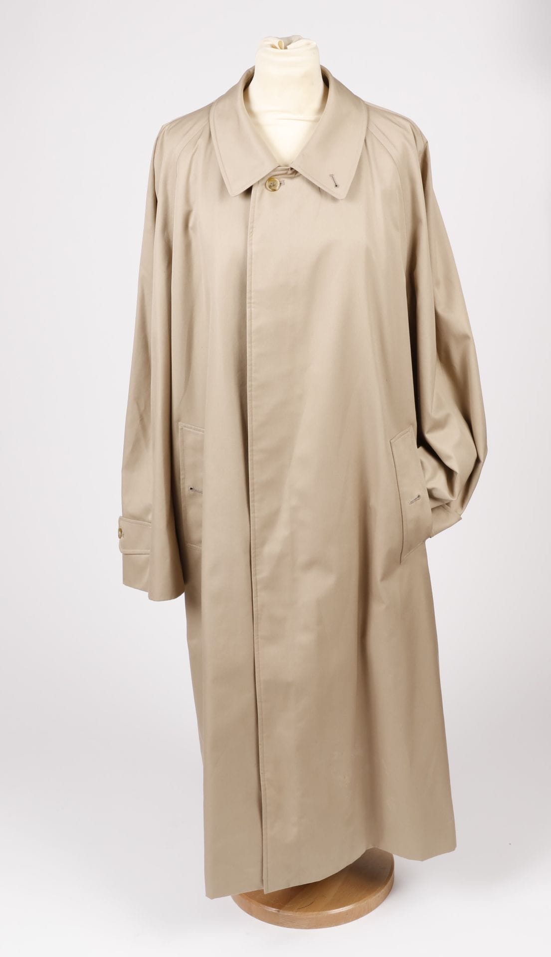 BURBERRYS
Trench pour homme en gabardine beige, T.54 indiquée