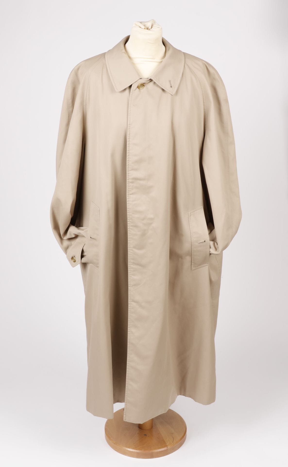 BURBERRYS
Trench pour homme en gabardine beige avec doublure amovible en laine, T.56 indiquée (quelques taches)