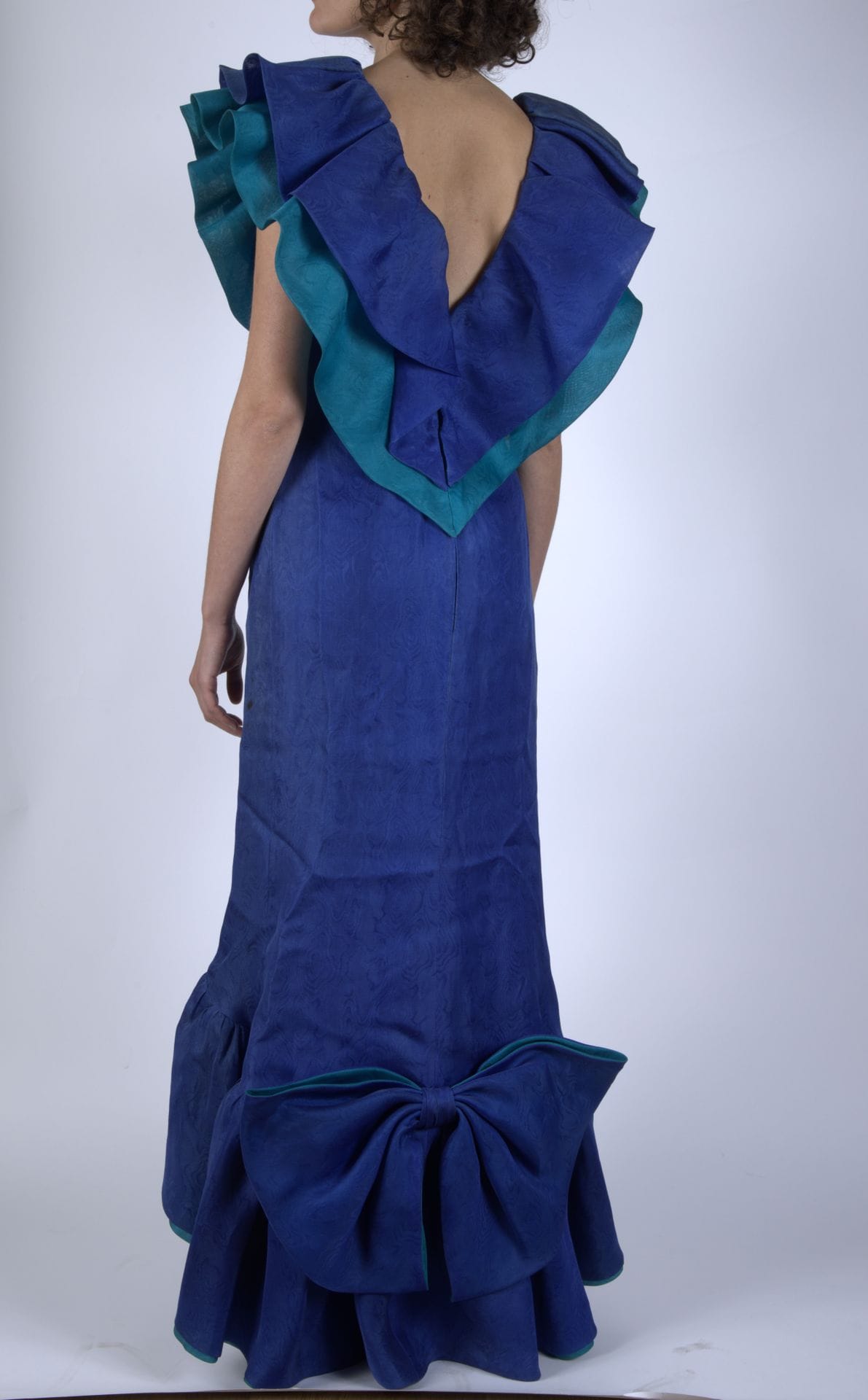 Loris AZZARO
Robe en gazar bleu et vert, volants et noeud, T.36 environ (taches)