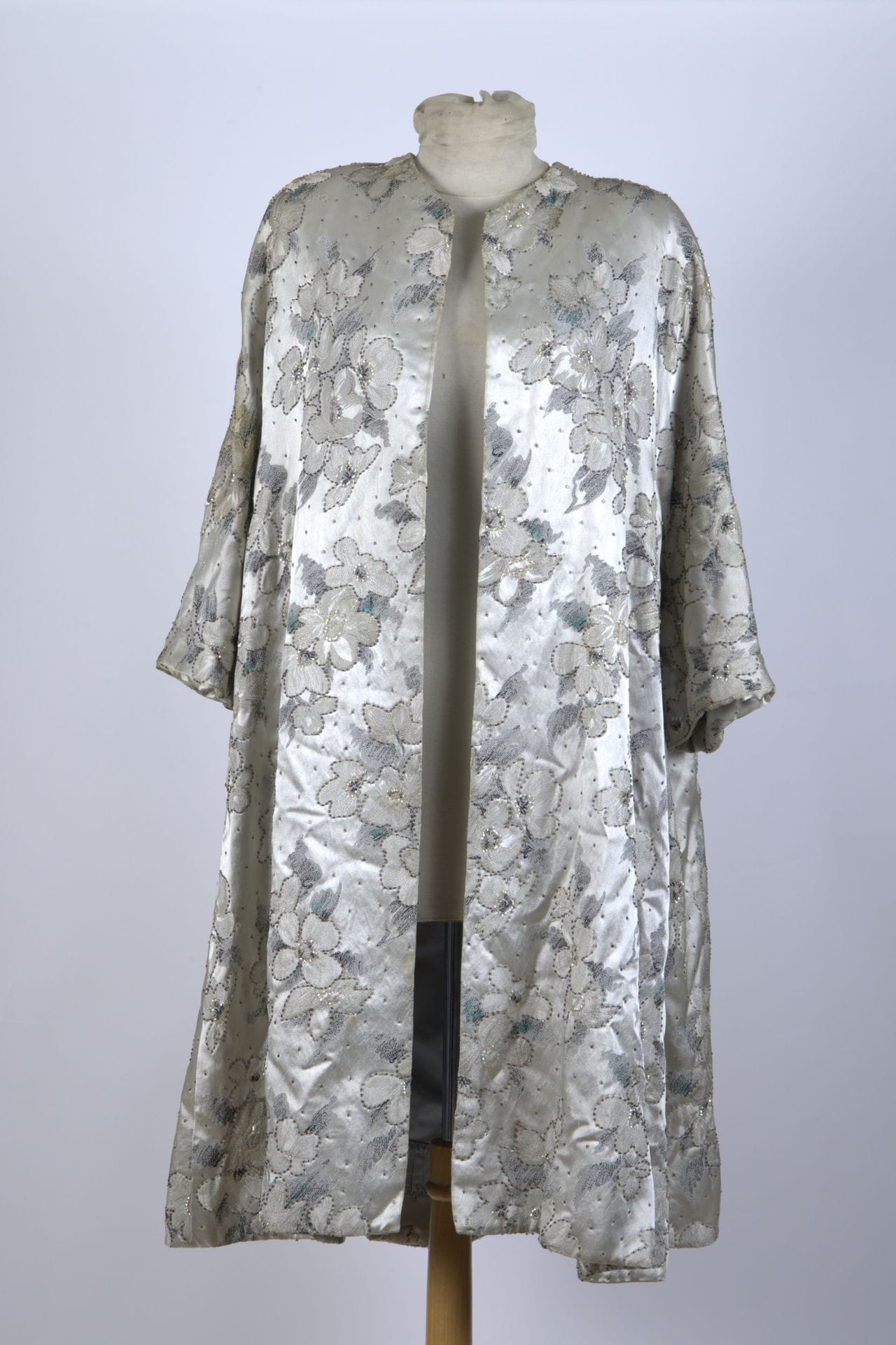 Jeanne LANVIN
Coat in gray silk and embroidered flower motif (stains)