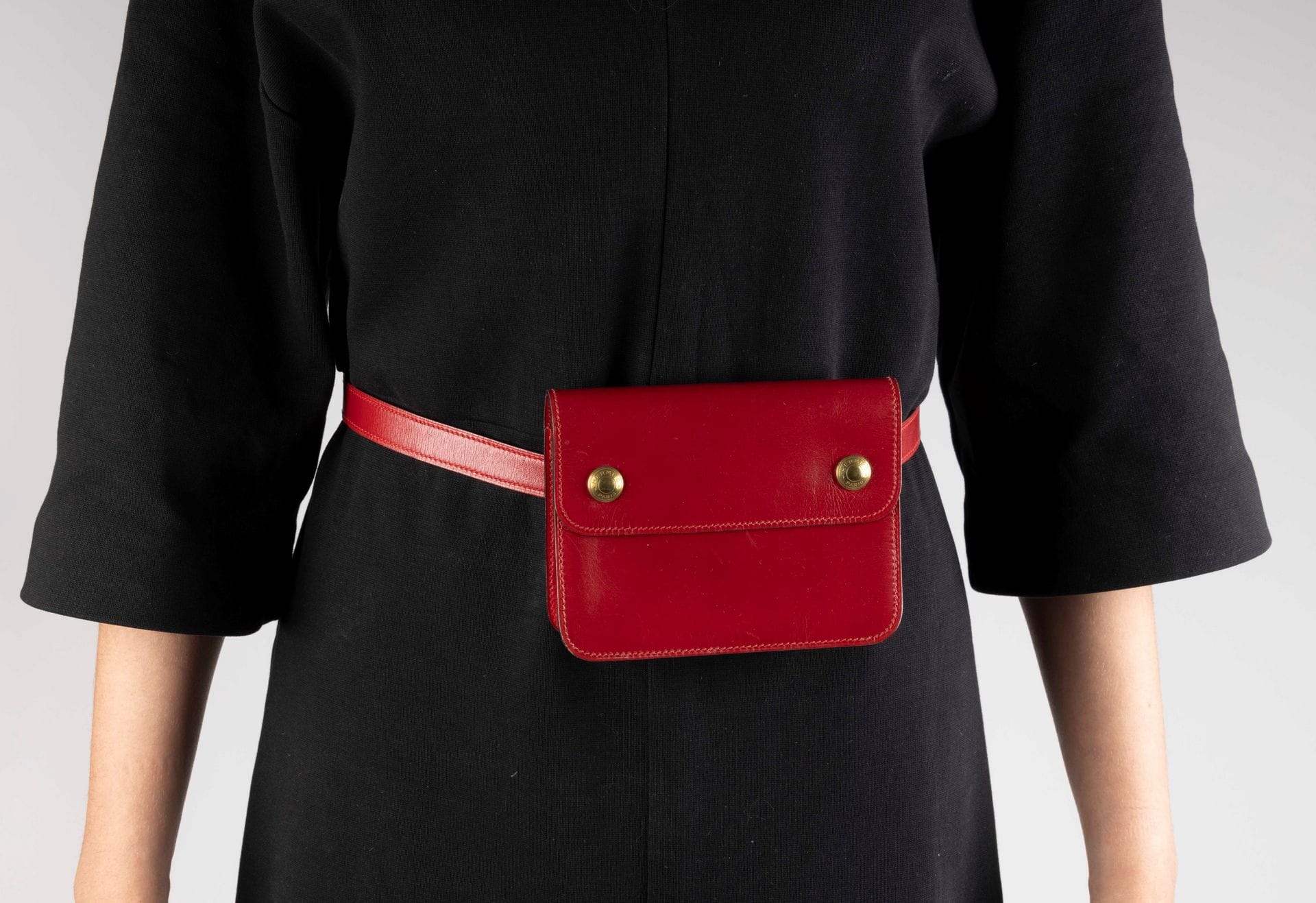 HERMÈS Paris Made in France
Pochette ceinture en cuir rouge, année 1985, 14 x 10,5 x 3,5 cm et 120 cm, housse (quelques traces d’usage)