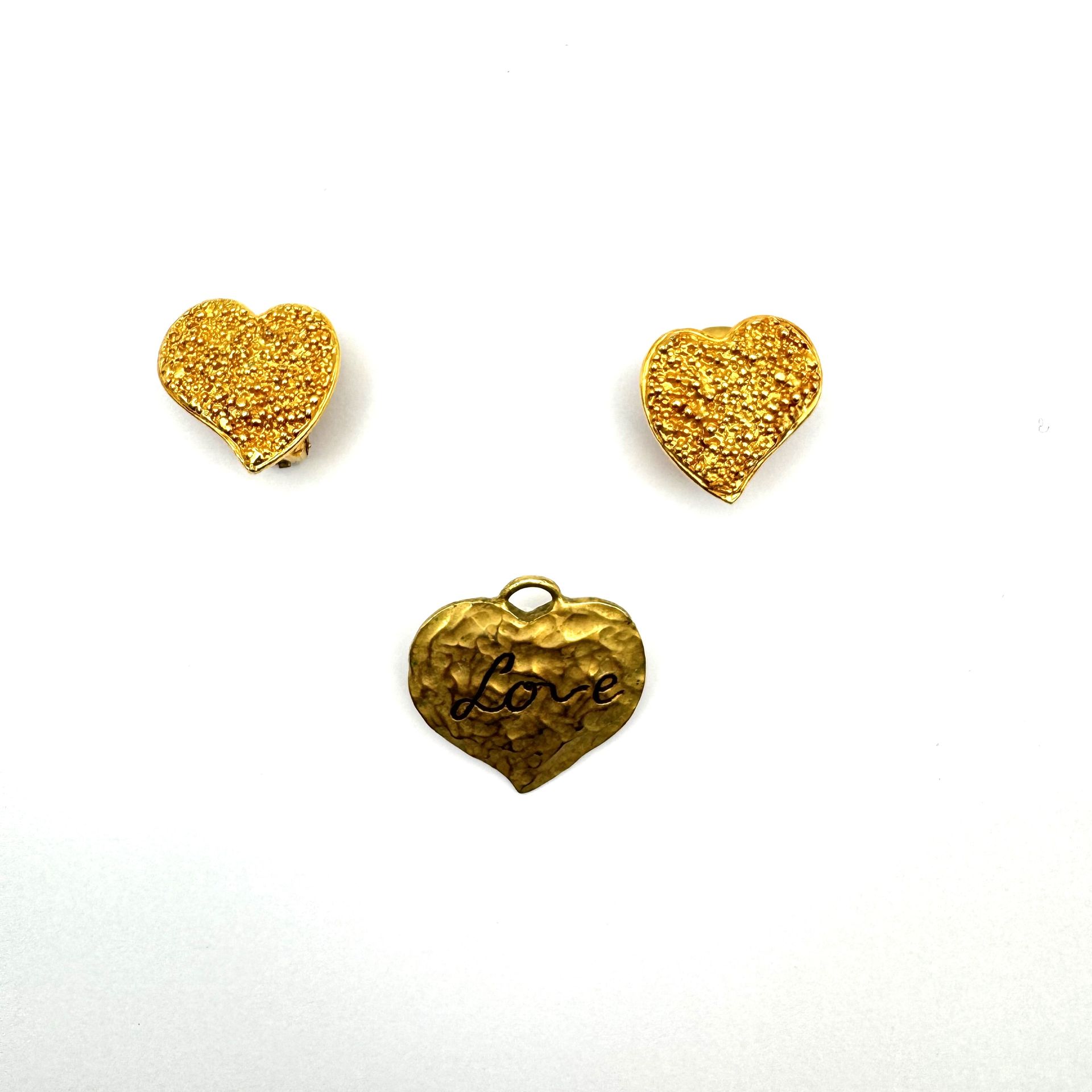 Yves SAINT LAURENT
Pendentif coeur Love en métal doré et paire de clips d’oreilles en forme de coeur