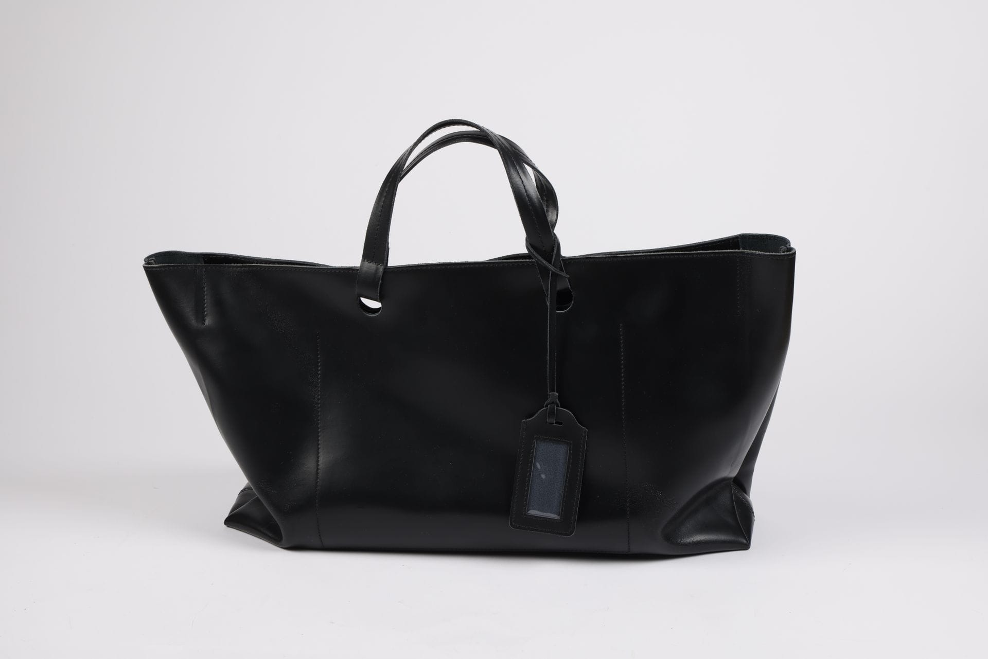 Jean Paul GAULTIER
Sac cabas en cuir noir, 48 x 35 x 11 cm, housse (usures)