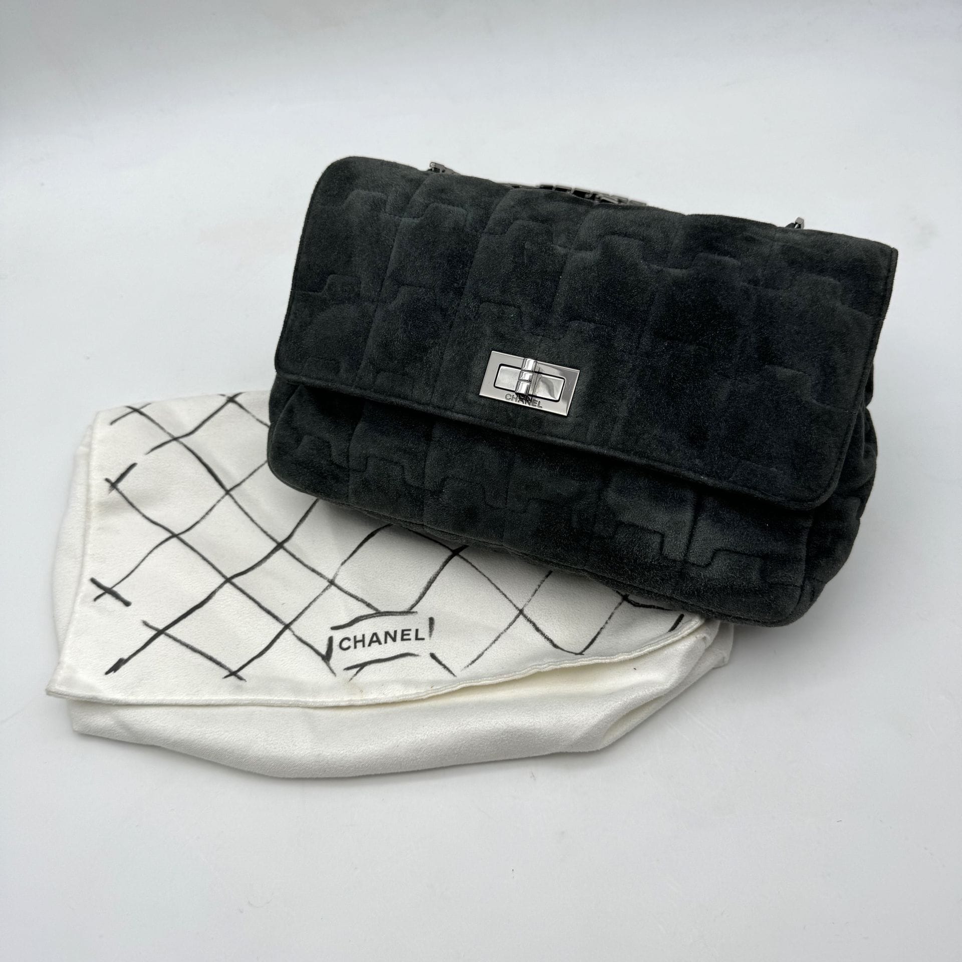 CHANEL Made in France
Sac en veau velours gris vert, surpiqures façon puzzle, anse et fermoir en métal noirci, hologramme et housse?Circa 1998?25 x 16 x 6 cm?(légères rayures à la bijouterie, légères traces d’usage)