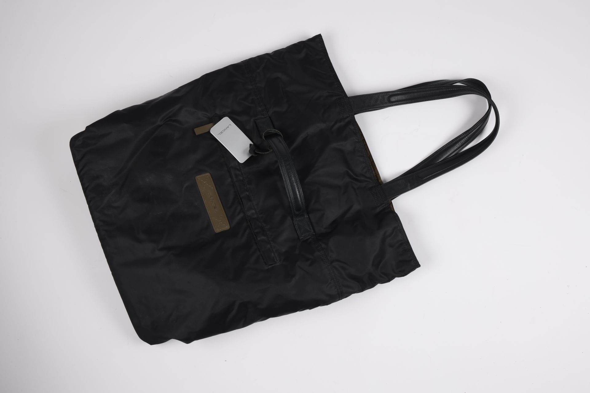 LANCEL
Grand sac cabas en nylon noir, 38 x 46 x 13 cm (petites salissures)