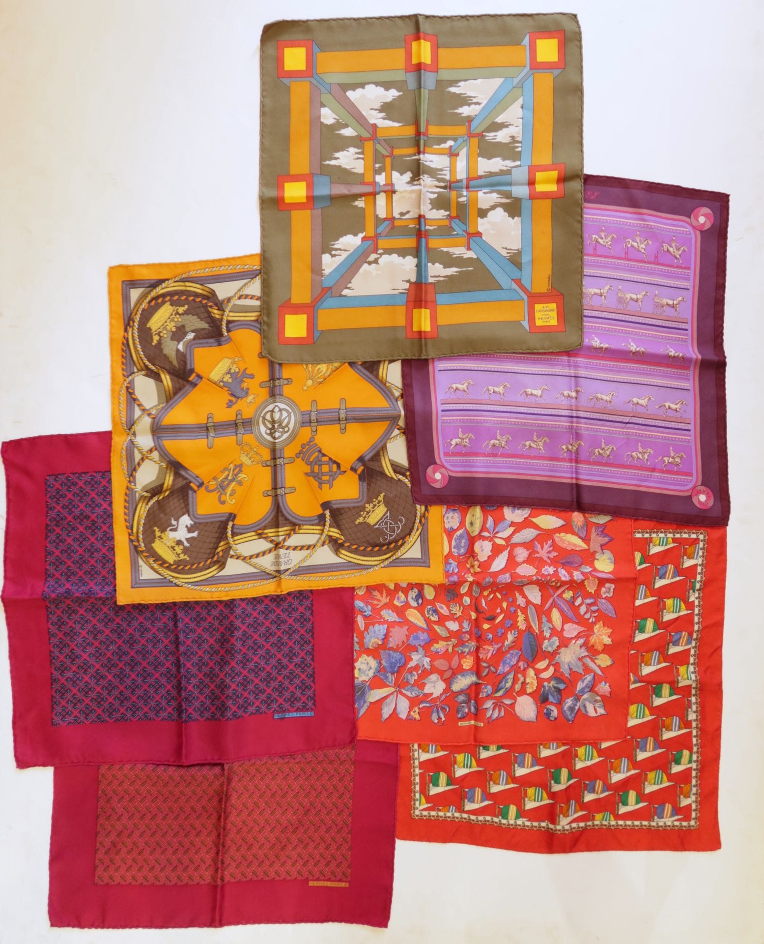 HERMÈS Paris
5 silk pouches with mauve, orange, red and green backgrounds. Including 2 silk pouches