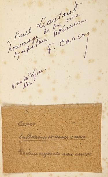 Francis Carco.
La Bohême et mon coeur, poèmes (1912) ; in-12 de 78 p., broché (rousseurs).    Édition originale rare, avec envoi autographe signé à Paul Léautaud. Sur la page de garde, envoi à l'encre violette : « à Paul Léautaud / hommage de très vive / sympathie littéraire / F. Carco / 4, rue du Lycée. / Nice » Carco a fait deux corrections, de la même encre violette, aux pages 62 et 66. On joint une L.A.S., Rodez 18 février 1907, [à Paul Léautaud], pour soumettre aux Lettres un Poème à un ami, extrait d'un « second recueil de vers, encore non terminé, La Louange de la Terre », et pour annoncer De la chambre au jardin (1 p. et demie in-8, mq un coin) ; plus une petite fiche du livre de la main de Léautaud.