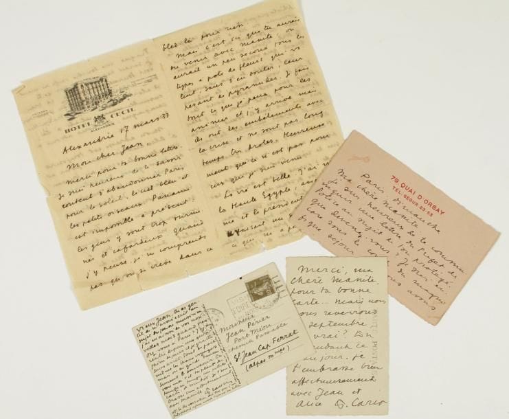 Francis Carco.
4 L.A.S., 1933-1934, au chanteur et comédien Jean Périer et Madame ; 8 pages in-8 ou in-12 dont 2 cartes postales ill., une adresse (petites fentes à une lettre).    Alexandrie 17 mars 1933. « Paname est impossible à présent : les gens y sont trop surmenés et cafardeux. Quand j'y pense, je ne comprends pas qu'on se crève dans ce bled-là pour rien. [...] La vie est belle. J'ai visité la Haute Égypte avec la môme et le président Doumergue. Il faisait un soleil terrible »... [8.IV.1934], au dos d'une photographie de lui à Athènes devant l'Érechthéion, au retour à Paris : « je gratte sans arrêt. Tout se paie même les beaux voyages »... - « Je vais faire taper pour Jean le monstre de l'Homme traqué »... Amitiés, etc.