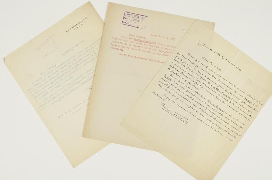 Ramon FERNANDEZ (1894-1944)
2 L.S. et 1 L.A.S., 1941-1942, [à Maurice Delamain, Éditions Stock] ; sur 3 pages in-4.    17 juin 1941. Il a bientôt terminé son livre Double France, que Delamain lui avait demandé, et prend rendez-vous pour le lui remettre, craignant qu'il ne le trouve trop long : « Je pourrai sans doute, dans ce cas, faire sur place les coupures nécessaires »... 5 août 1942. Il annonce qu'il rédige en ce moment un ouvrage sur Balzac, qui sera terminé en septembre, et souhaite en remettre le manuscrit à son retour à Paris... Joux-la-Ville 29 décembre 1942. Il lui remettra son Balzac fin janvier, début février au plus tard : « j'ai tâché à la fois d'y "rappeler" la Comédie Humaine aux lecteurs qui n'en auraient conservé que d'incertains souvenirs, de la situer dans la tradition française, enfin d'en marquer, dans la mesure de mes moyens, les grandeurs et les faiblesses ». Il aimerait publier dans la revue Hier et demain un chapitre de ce Balzac, et demande son accord, ne voulant gêner en rien sa politique éditoriale... 