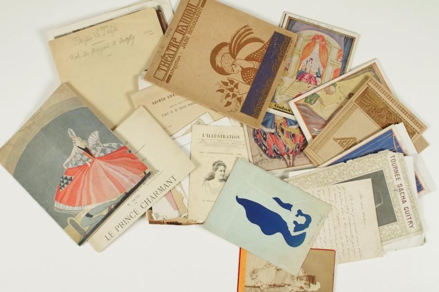 [Pierre de GUINGAND (1885-1964)]
20 lettres ou pièces, la plupart à l'acteur Pierre de Guingand (défauts à qqs pièces).    Marcelle Tristan Bernard, Francis Carco (2 l.a.s. dont une avec autoportrait, et ms a.s. d'une préface pour le Salon bleu 1948 à Vaison-la-Romaine), Constant Coquelin, Marlène Dietrich, Roland Dorgelès, Fragson (photo dédicacée), Sacha Guitry, M. Maurel (photo dédicacée), Edmond Rostand (2), Jean Rostand, Rosemonde Rostand ( 2), Jean Yonnel (4), etc. On joint divers documents concernant Pierre de Guingand (ses pièces, ses films, etc.), dont une photo de Sarah Bernhardt (Nadar) ; 12 programmes de théâtre (1913-1936), des brochures de théâtre, coupures de presse, photographies de pièces ou films (dont Fanfan la Tulipe, 1925), une brochure sur De Max et 3 photographies de ses obsèques, etc.